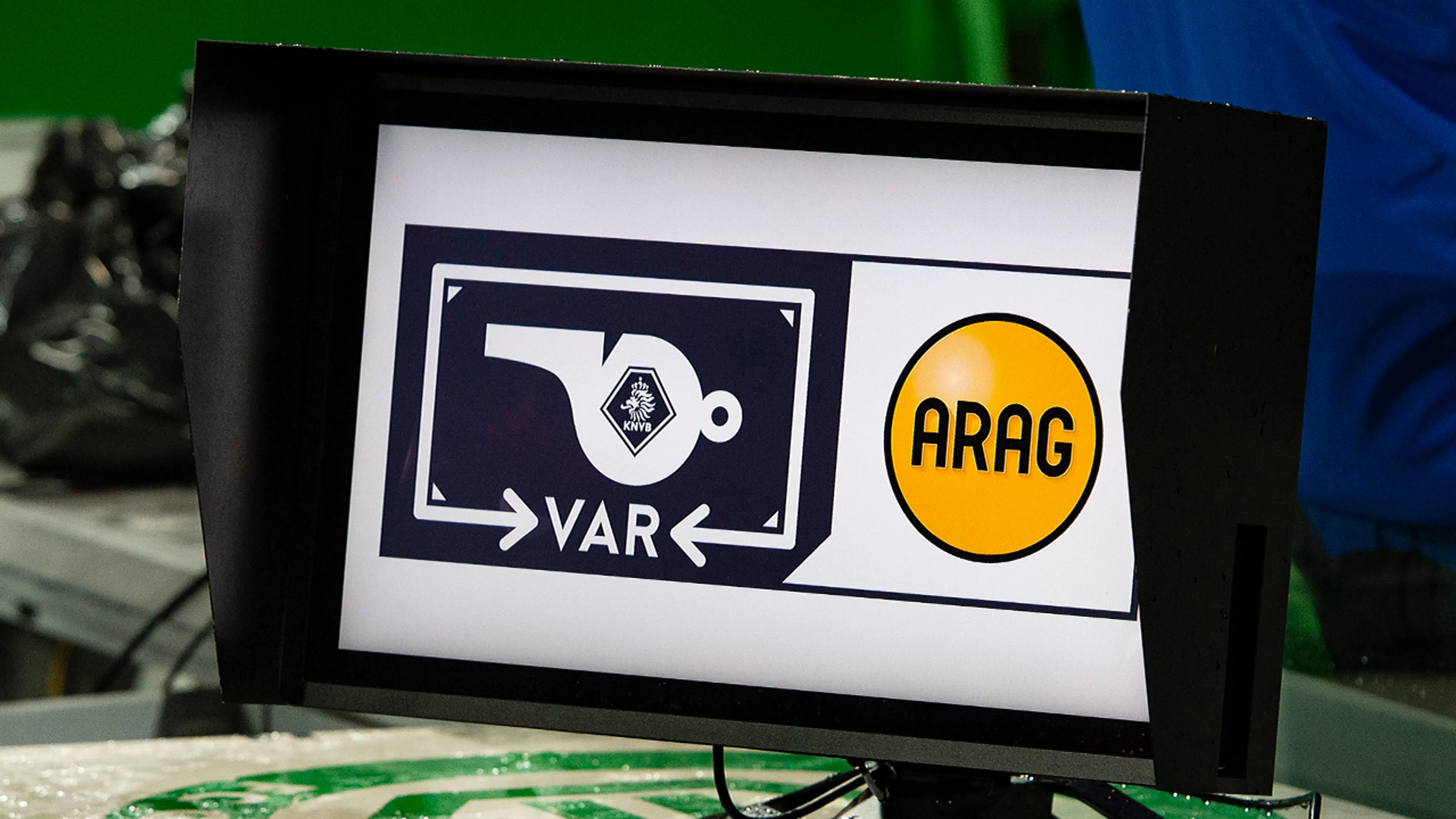 Publiek in stadions krijgt uitleg van VAR