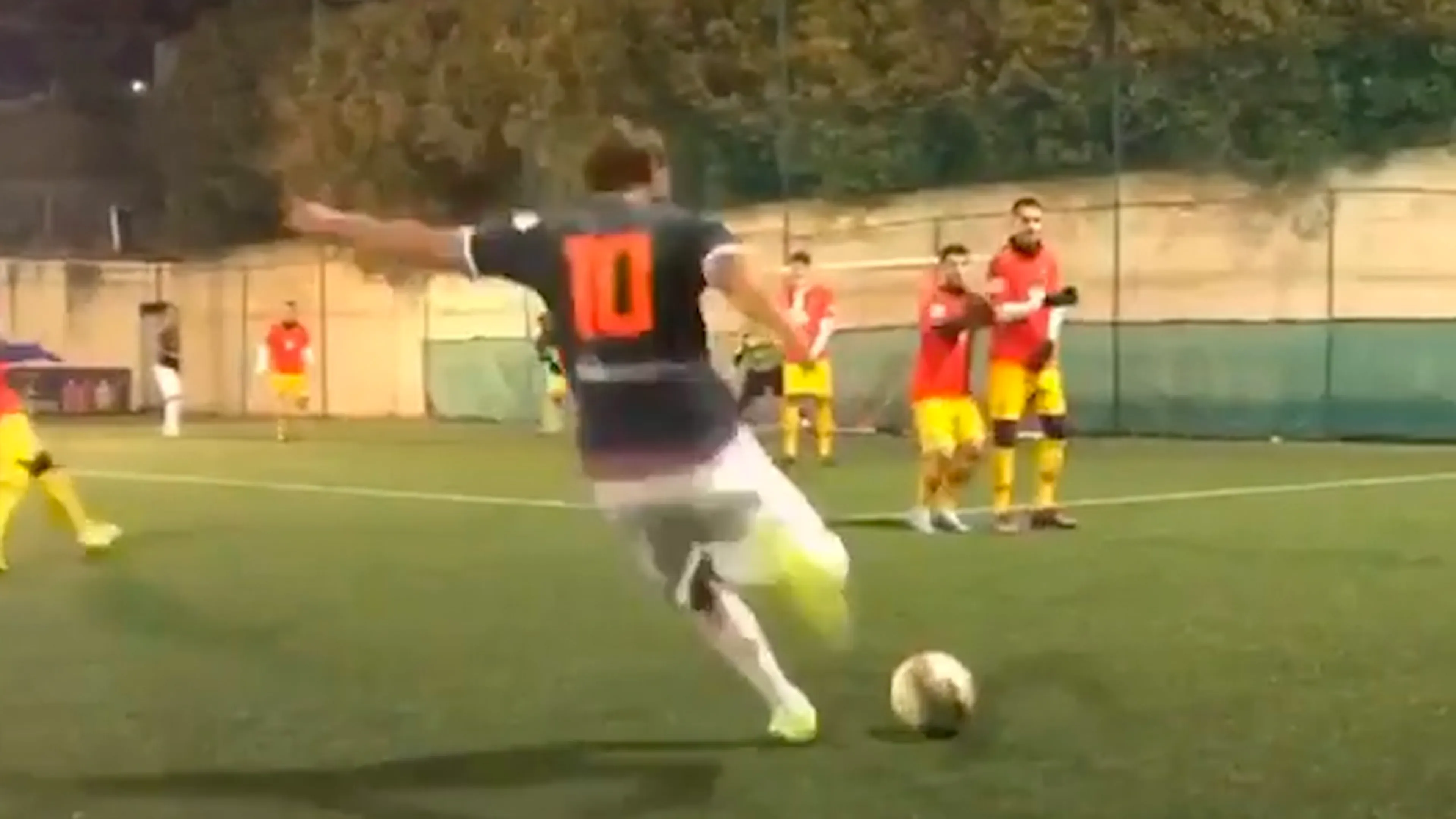 Totti jaagt bal op Roberto Carlos-achtige wijze binnen