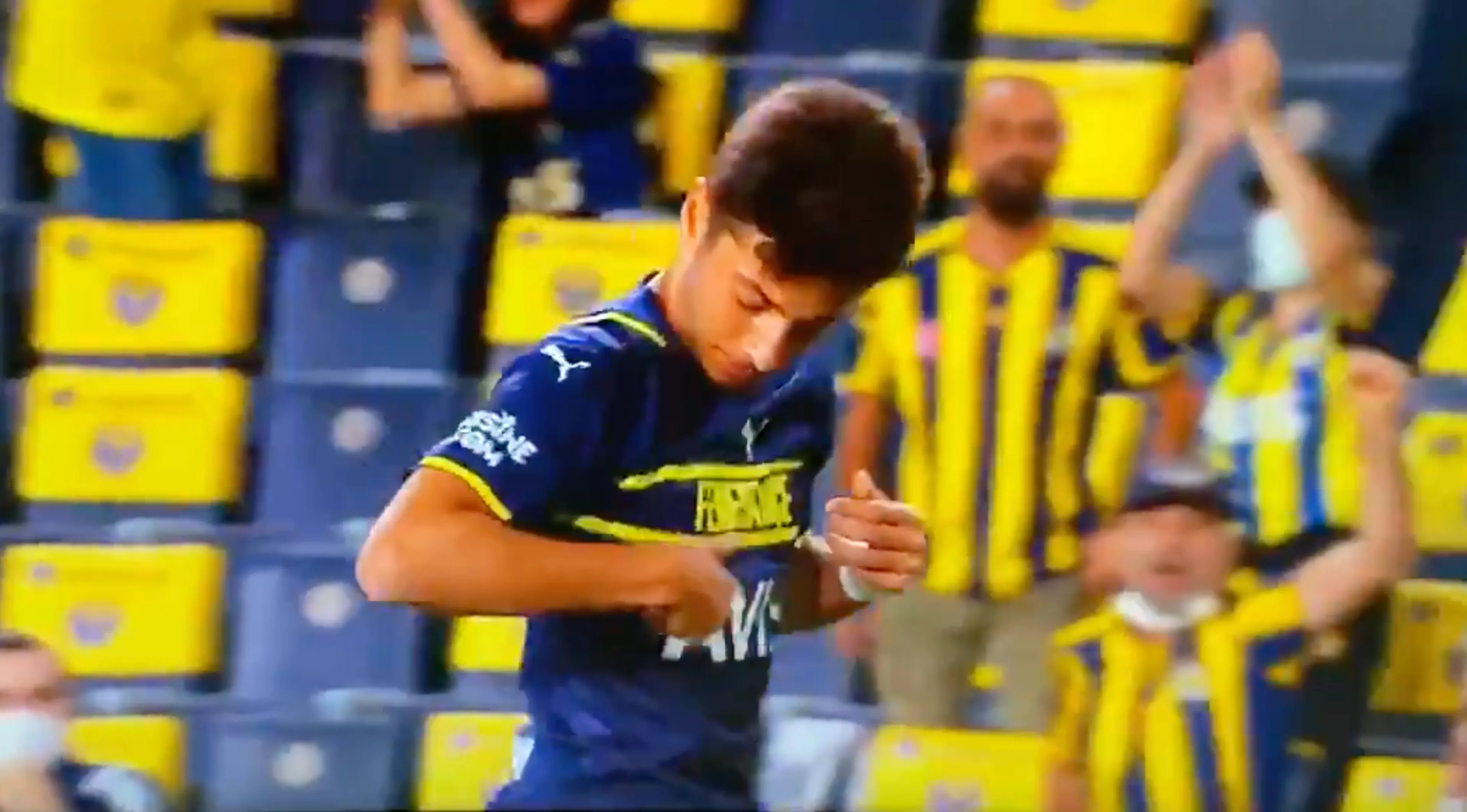 Fenerbahçe-speler wil logo kussen na doelpunt maar komt bedrogen uit