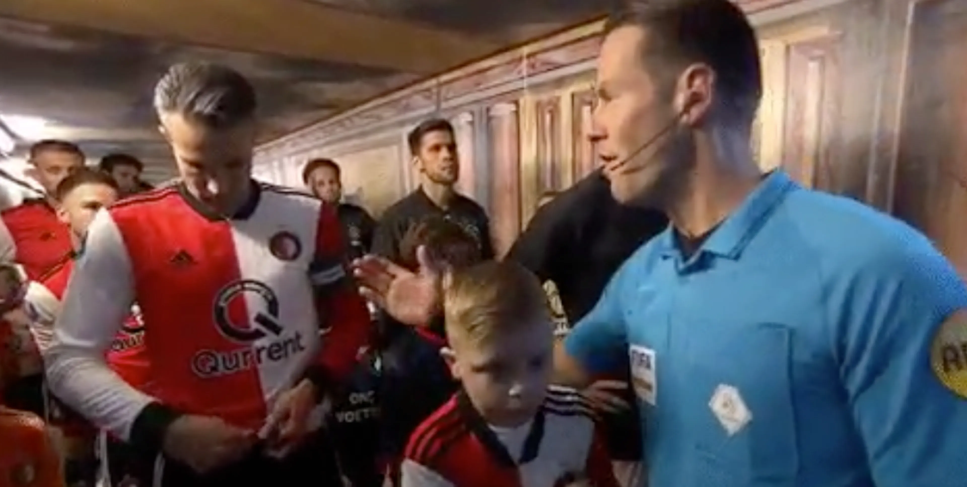 HAHA! Makkelie wordt even genegeerd door Van Persie 