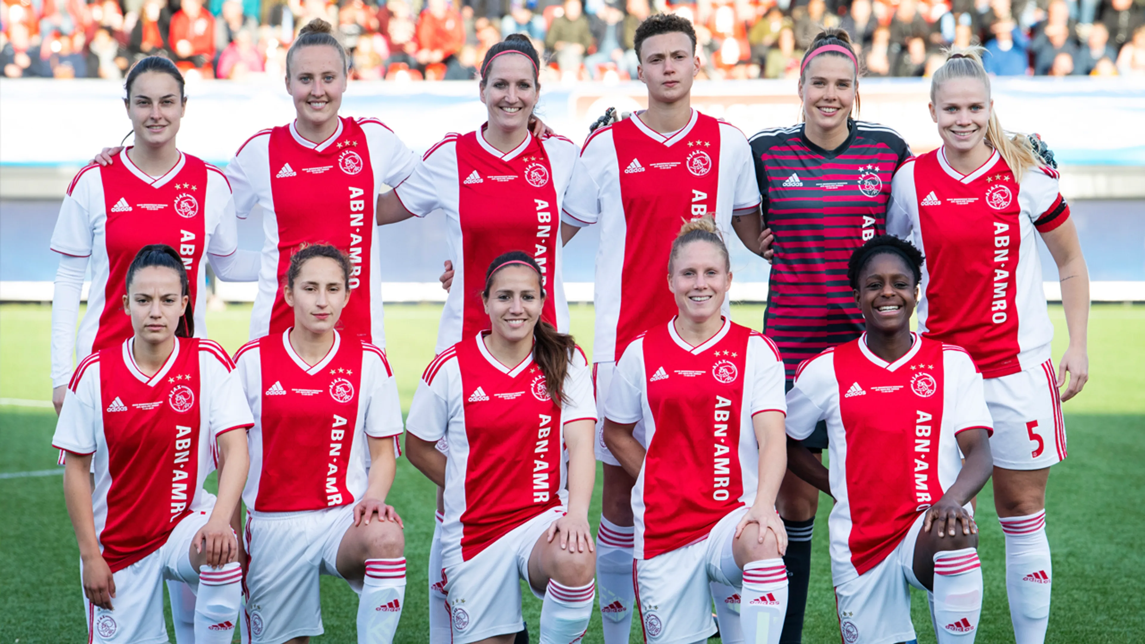 Voetbalsters Ajax krijgen cao