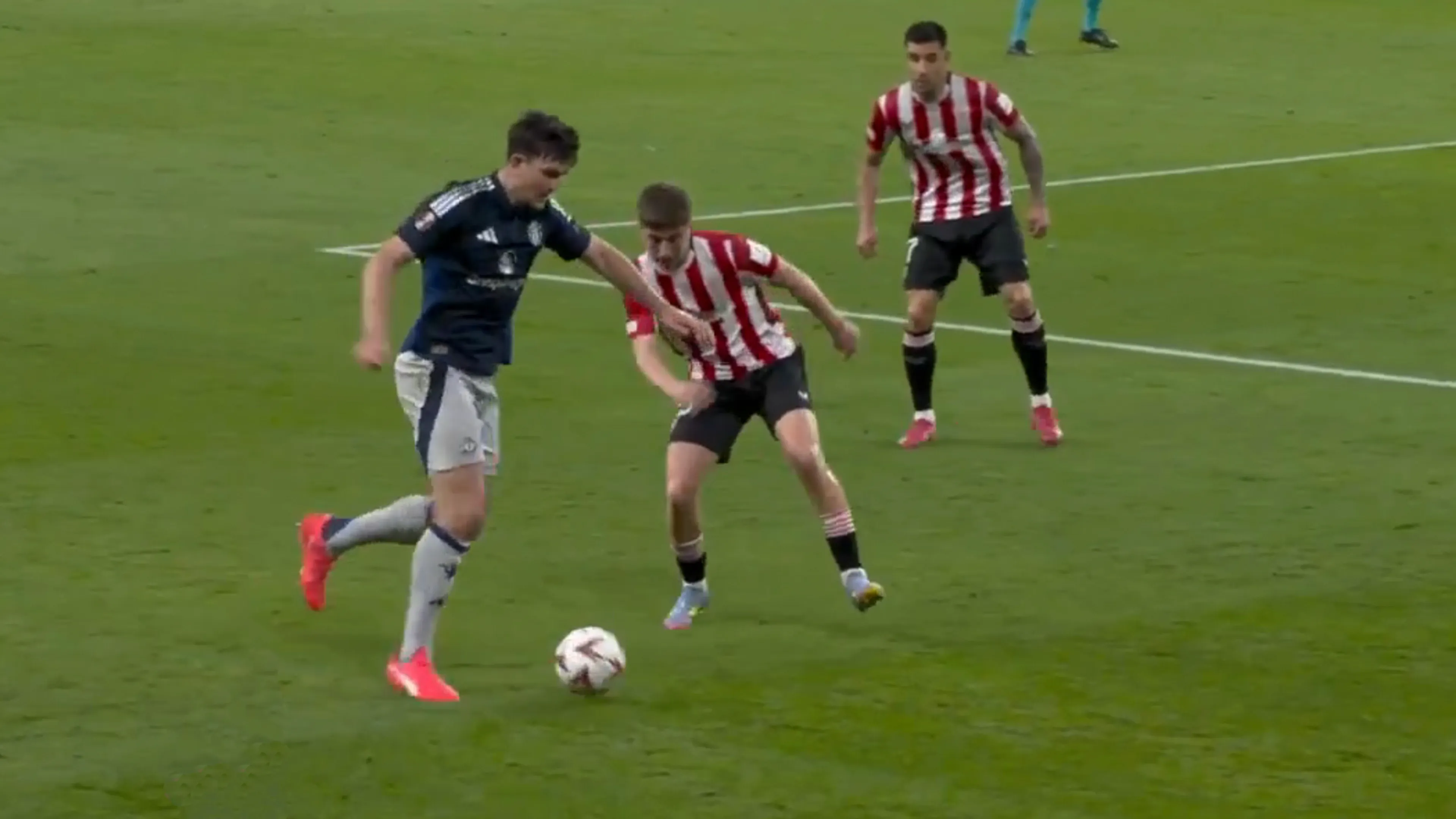 Video: Harry Maguire verrast vriend en vijand met zéér fraaie dribbel en piekfijne voorzet
