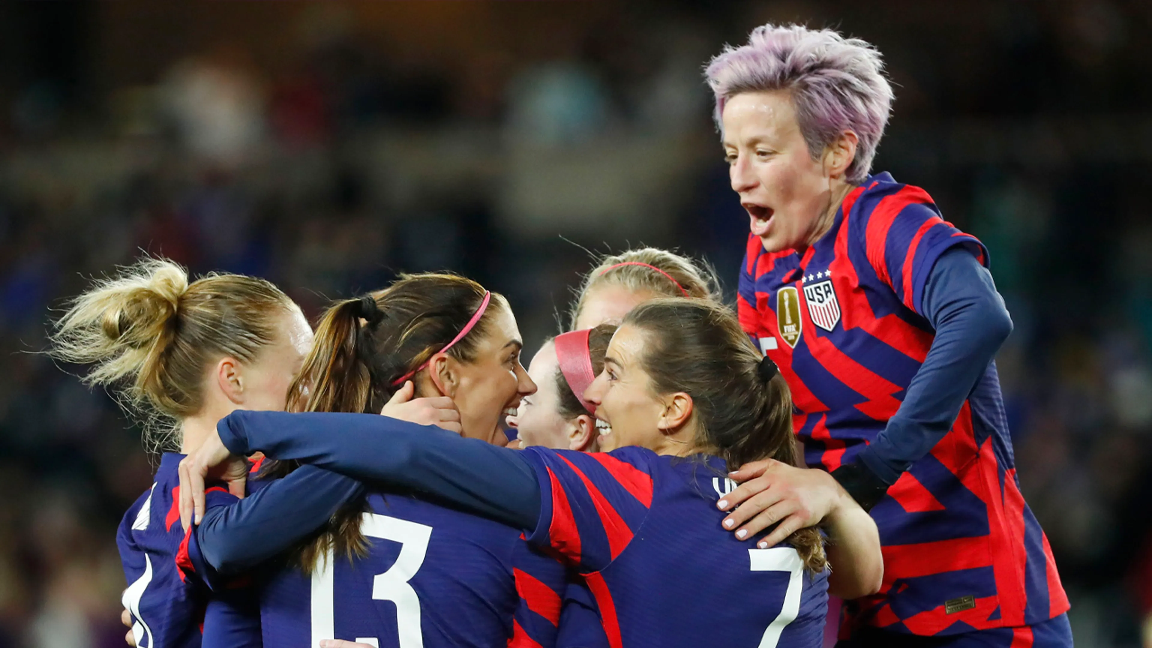 Amerikaanse voetbalsters dwingen gelijke betaling als mannen af