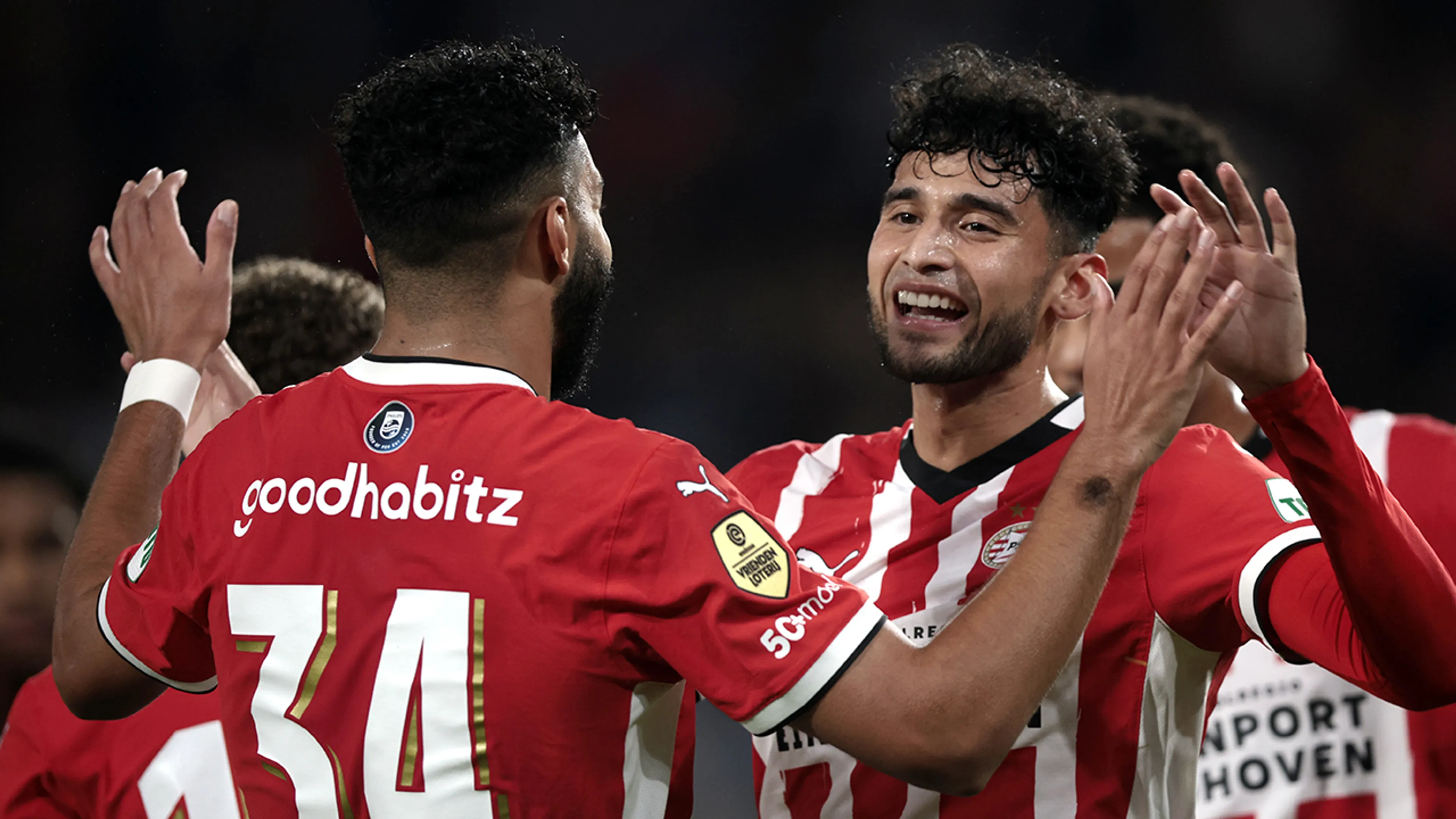 PSV ook in tiende competitieduel tegen PEC Zwolle eenvoudig naar zege
