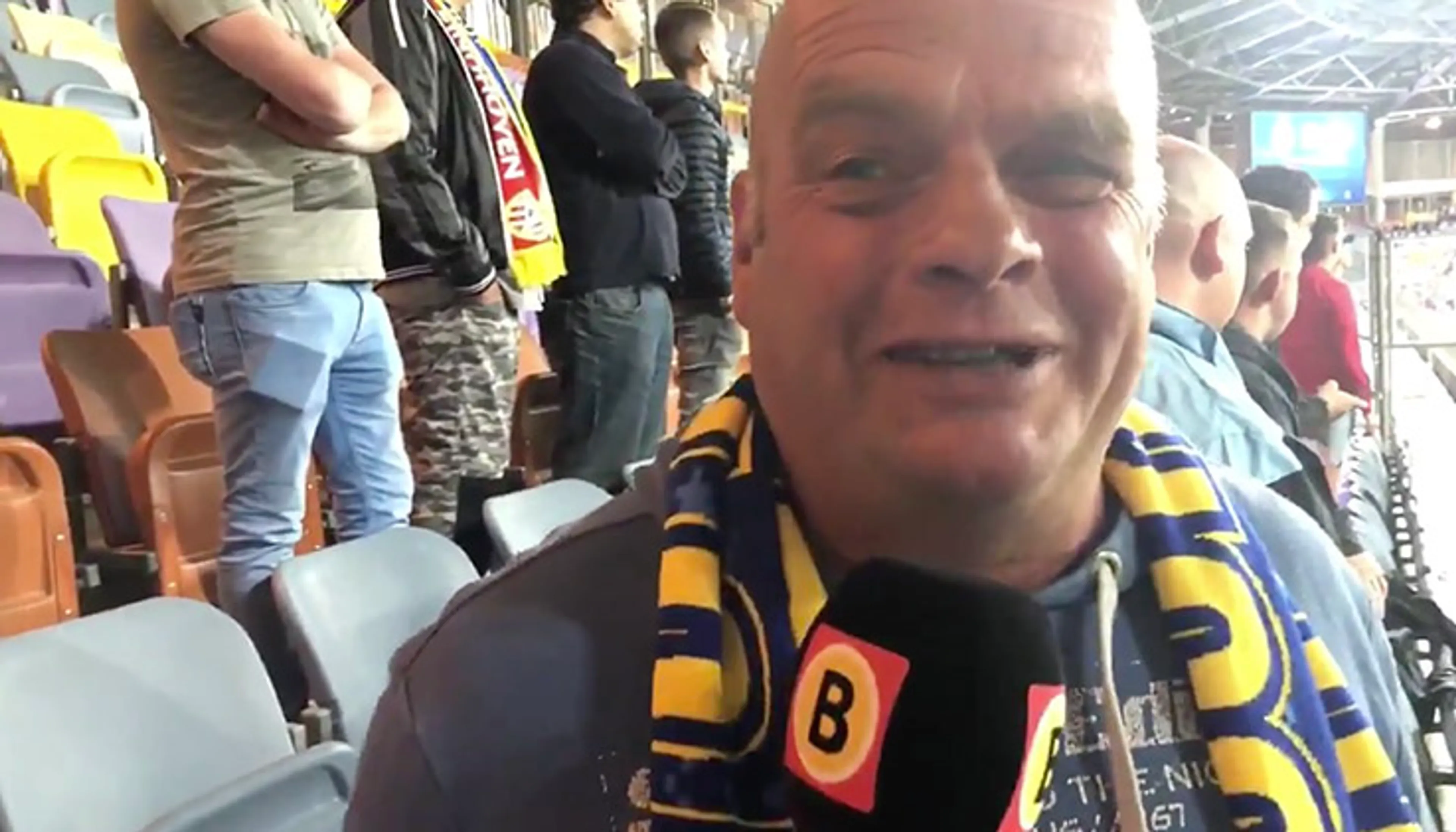 PSV-fan op vingers getikt door politie: 'Je mag schijnbaar niet roken hier'