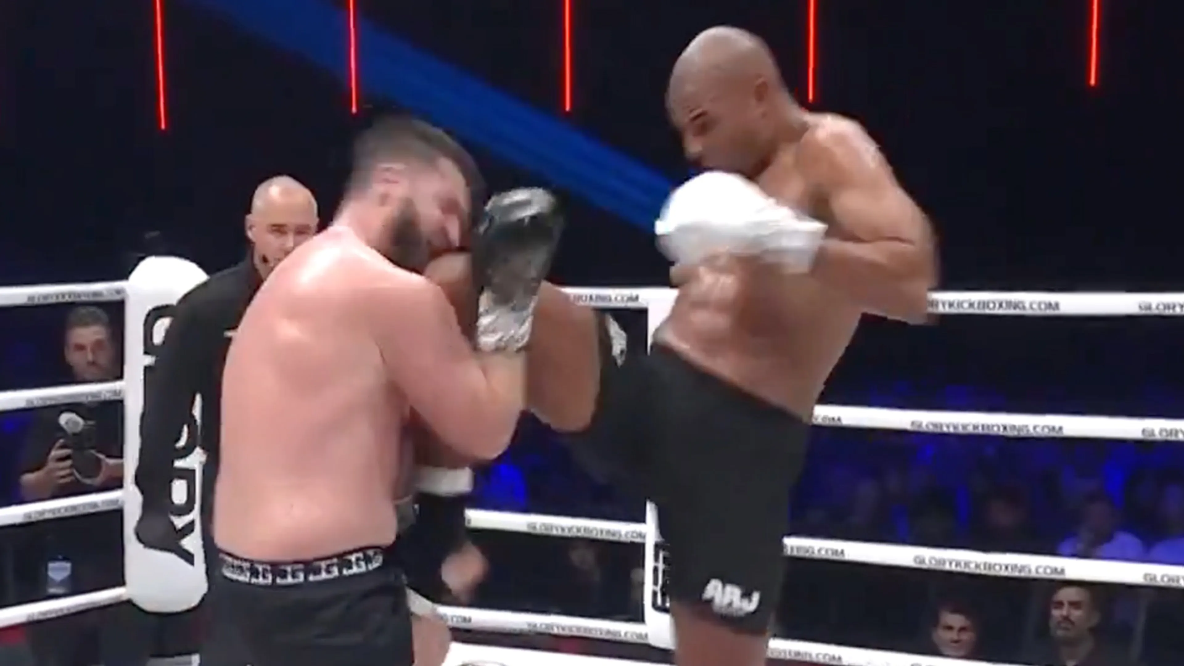 Video: Levi Rigters ramt Nasipov knock-out met keiharde knie tijdens Glory 104