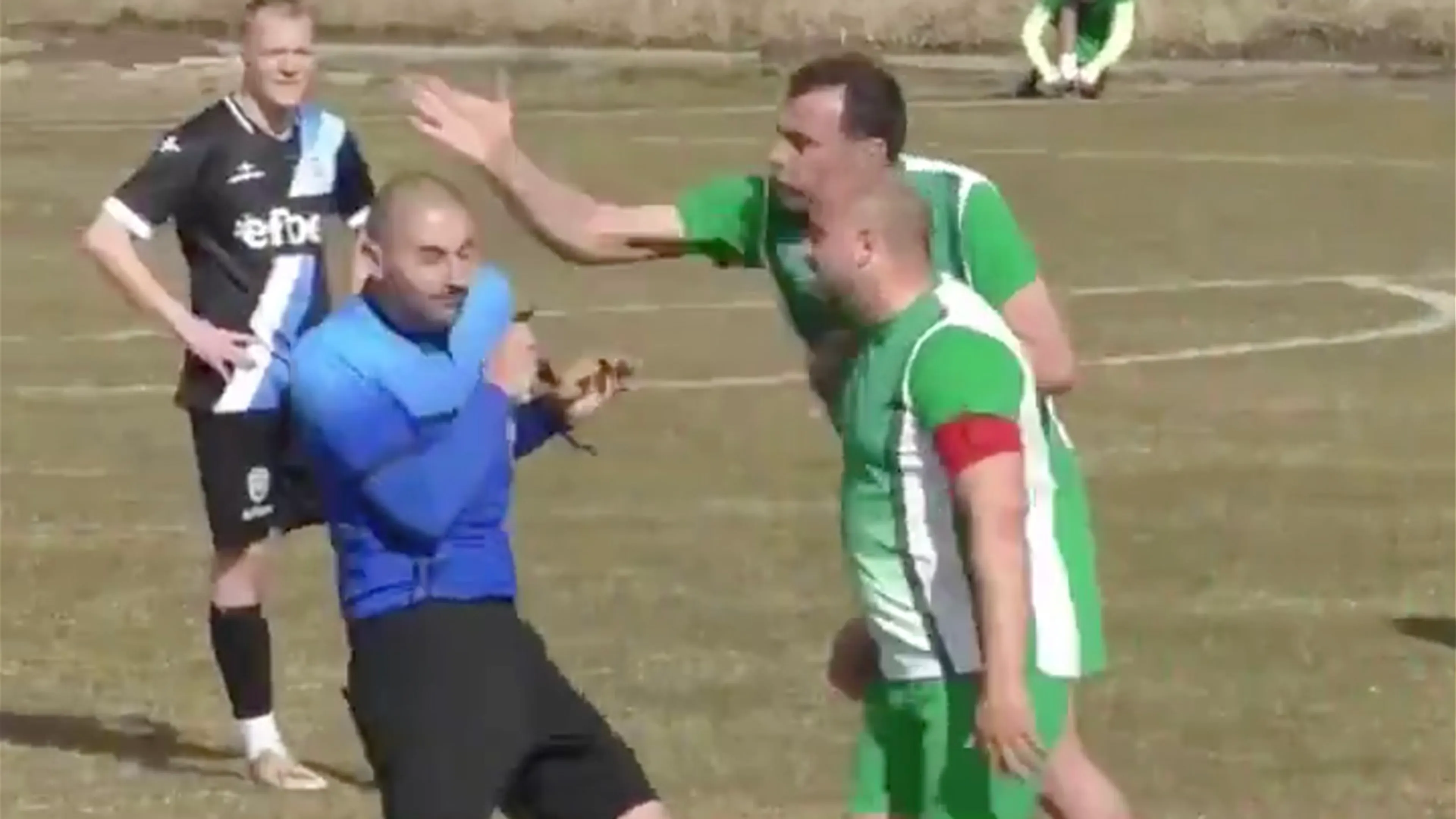 VIDEO: Vluchtende Bulgaarse scheidsrechter gaat viraal