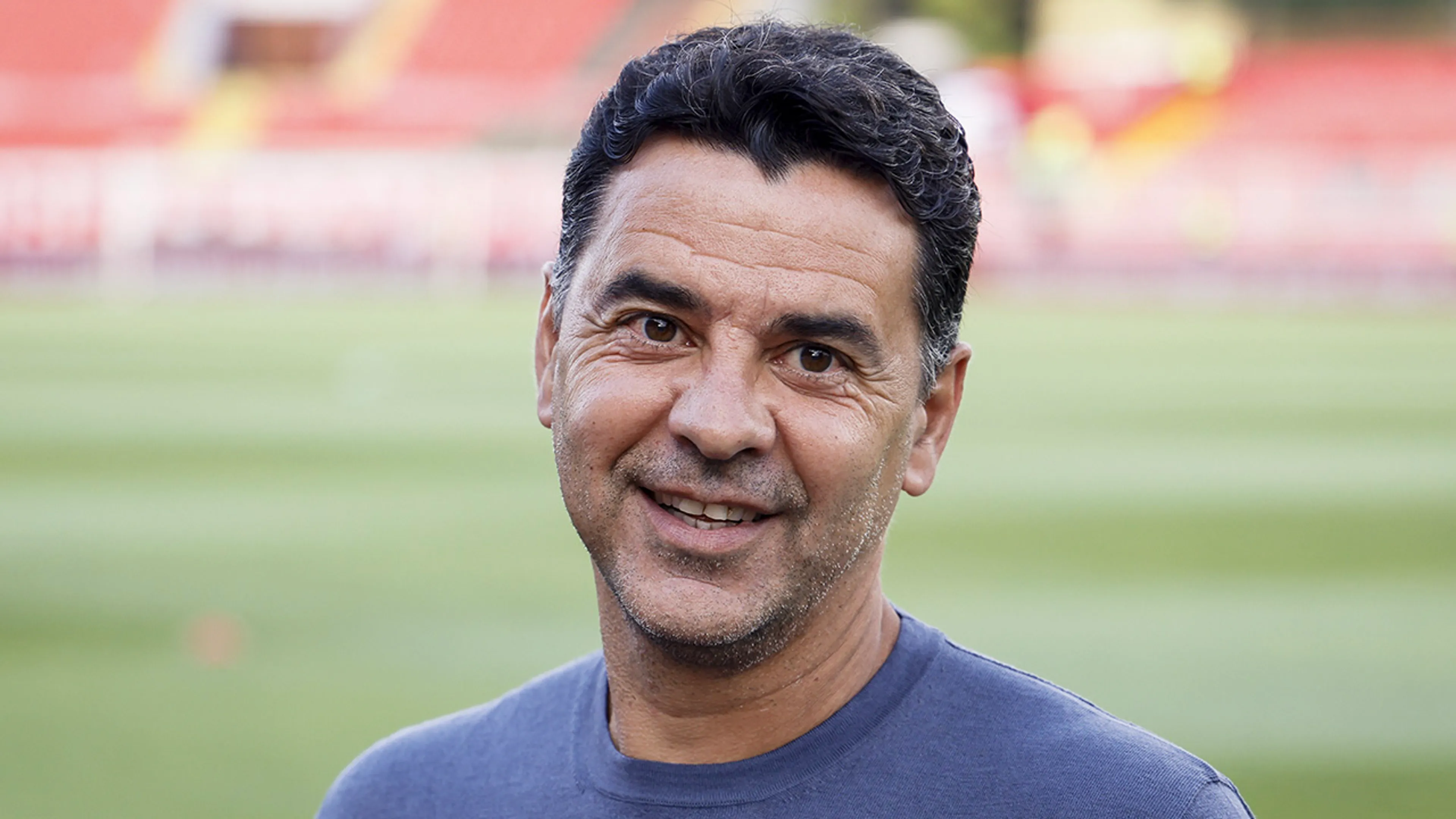Ajax-trainer Míchel zorgt voor hilariteit: 'Soms lachen we als hij praat, z'n Engels is niet geweldig'