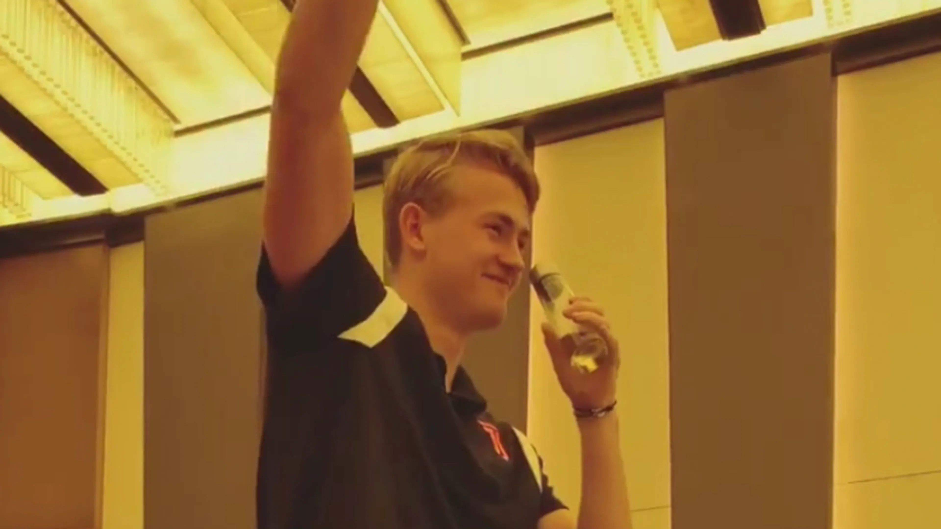 Mooie beelden: De Ligt zingt 'Three Little Birds' voor Juventus-selectie