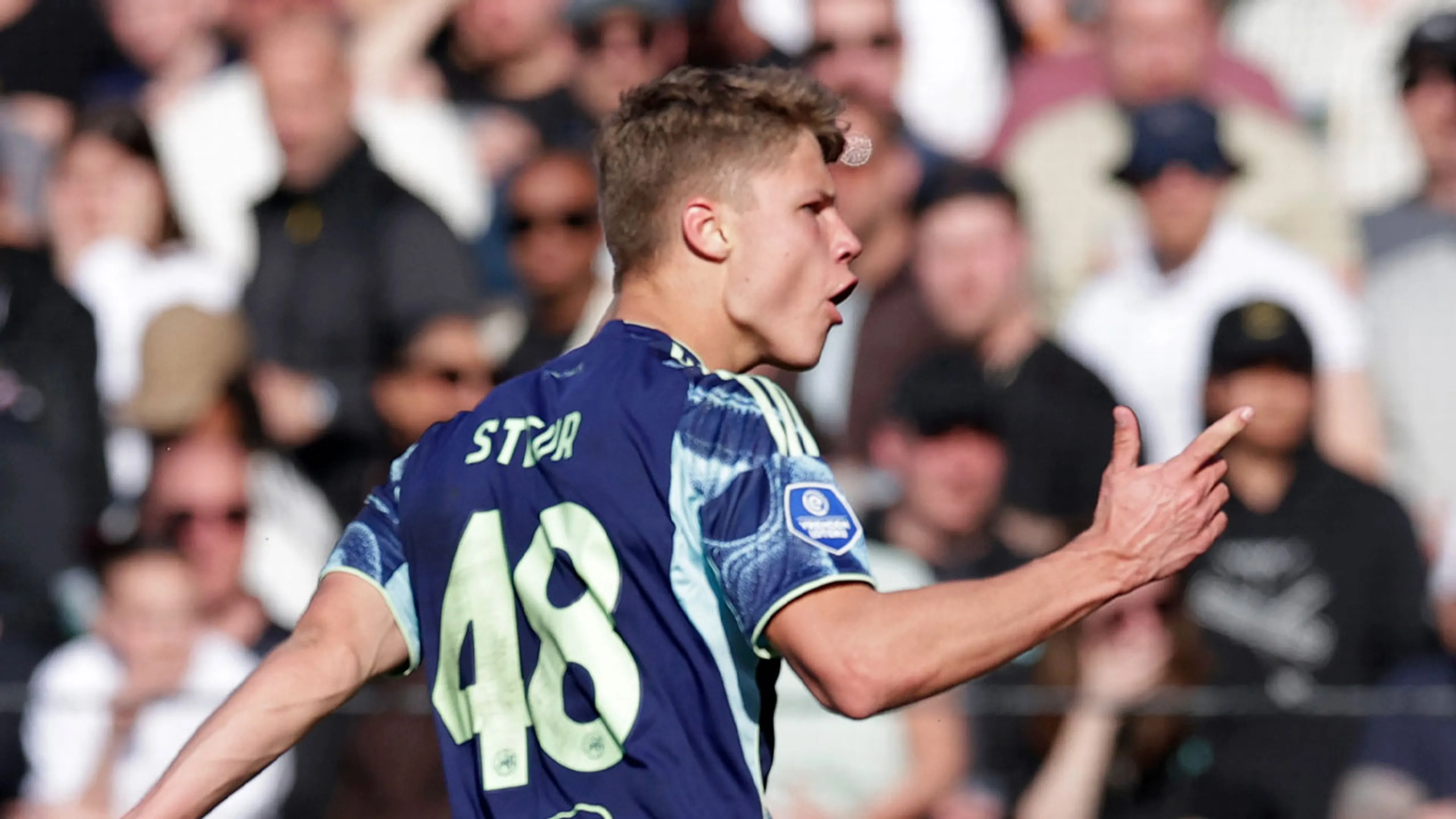 Sean Steur brengt Ajax op voorsprong tegen Feyenoord in De Klassieker