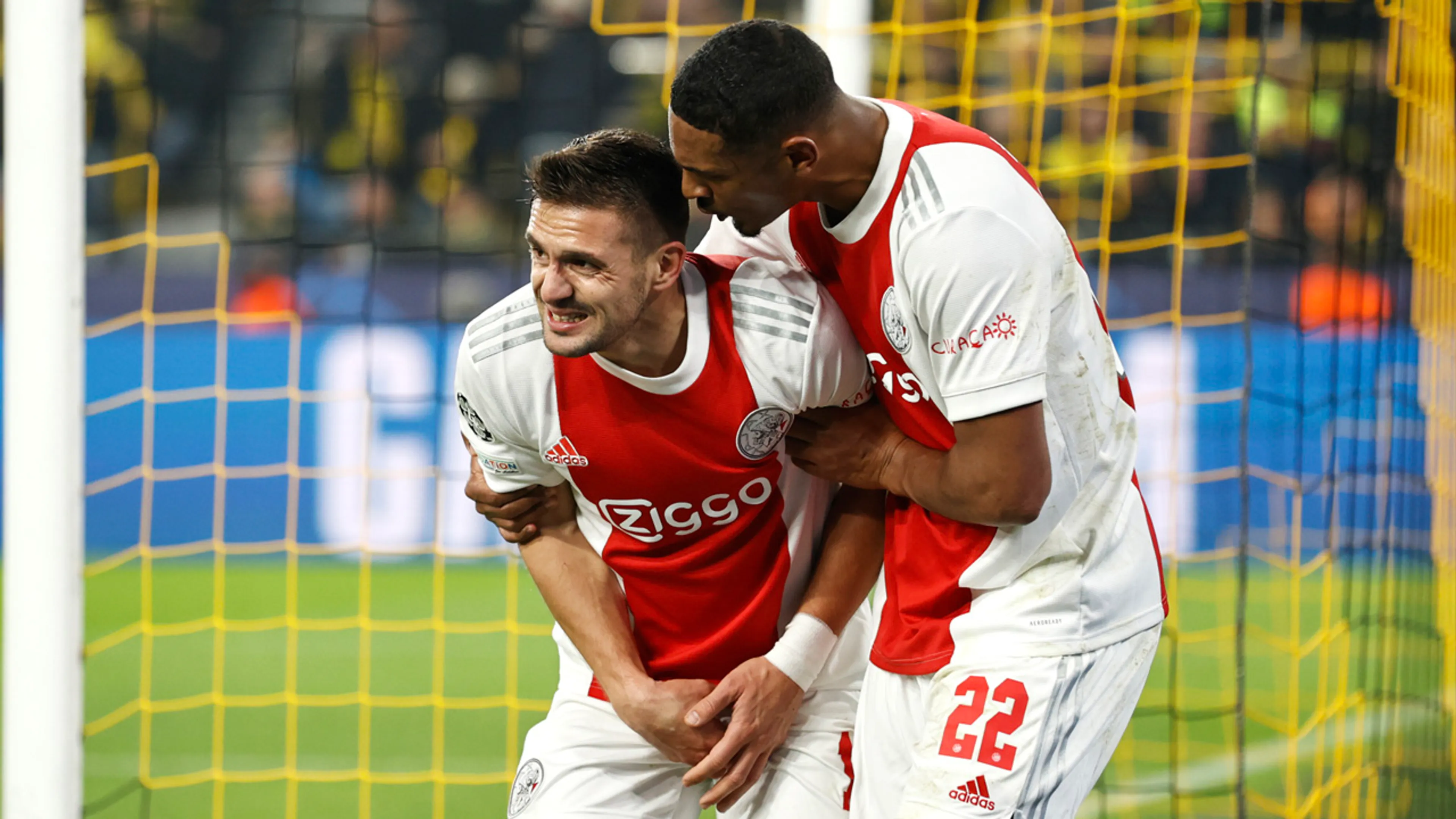 Dusan Tadic reageert op social media briljant op botsing met doelpaal na gelijkmaker