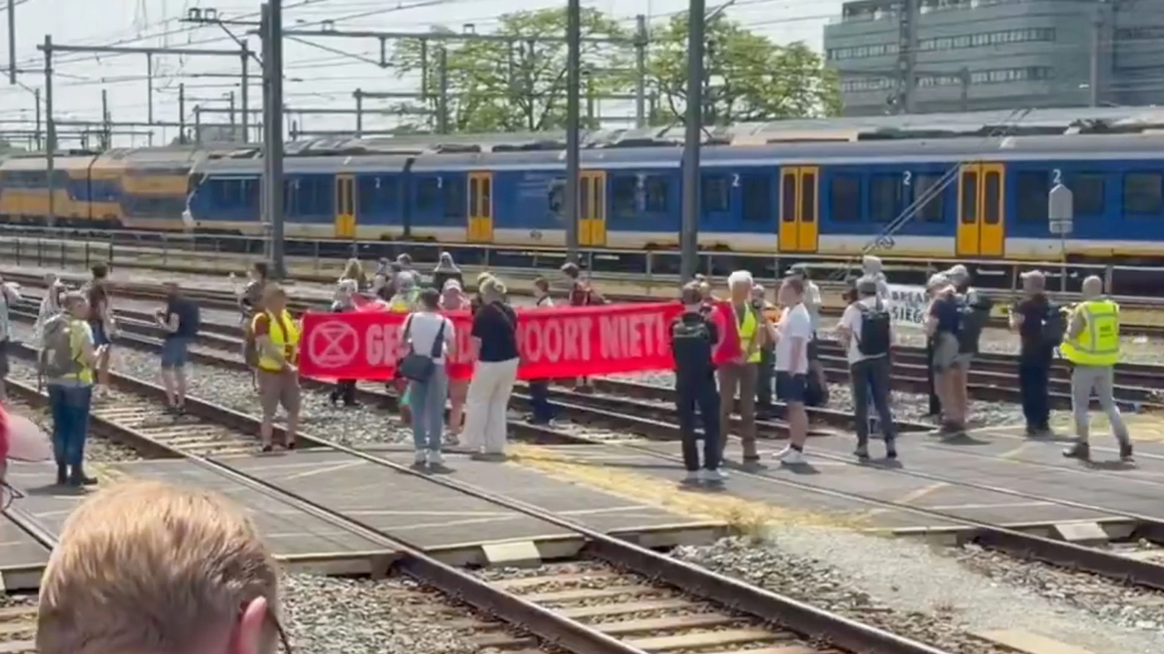 Activisten Extinction Rebellion betreden spoor Utrecht Centraal