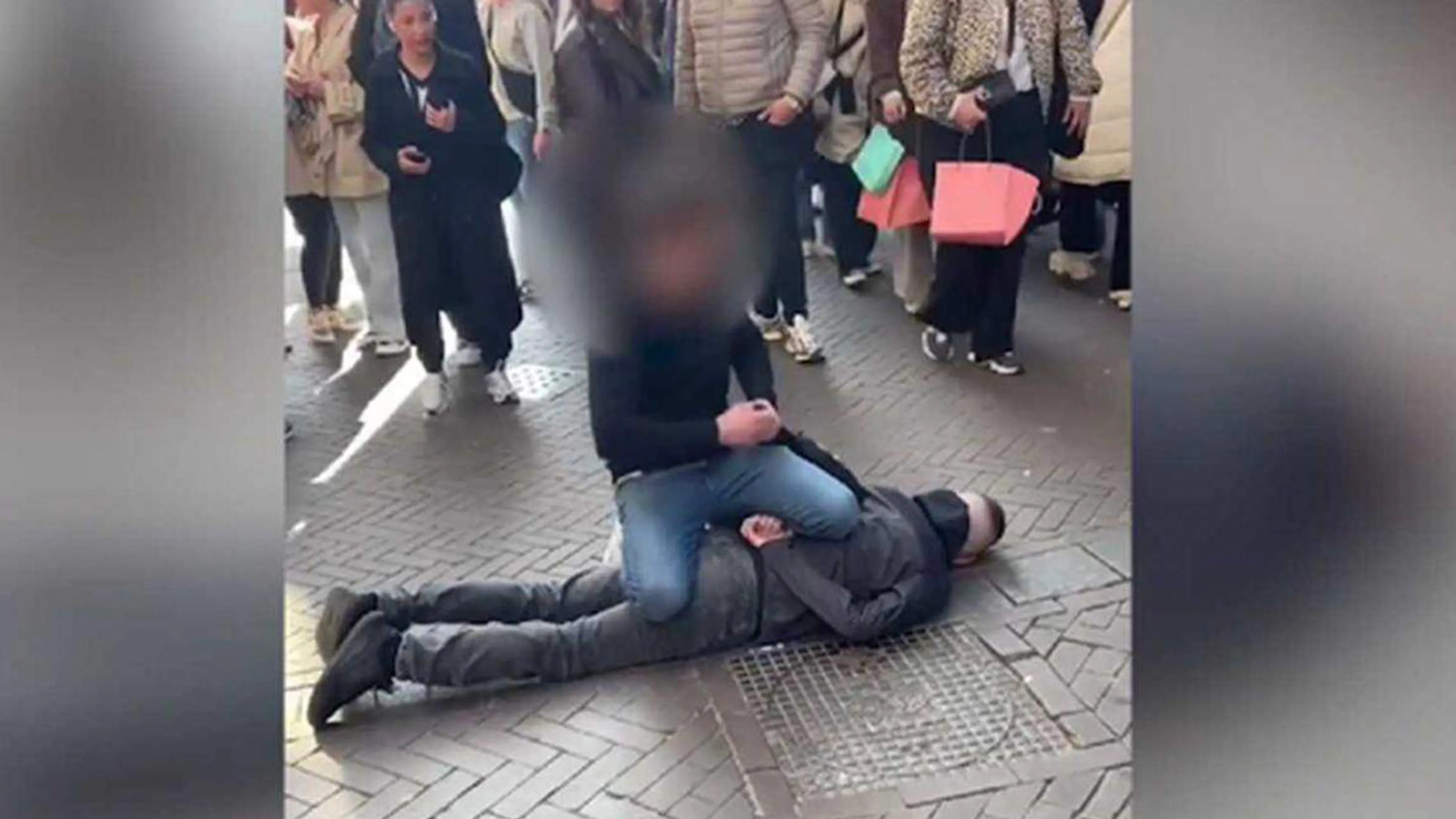 Video: Heldhaftige burger overmeestert dader steekpartij Amsterdam: 'Mag deze man een lintje?'