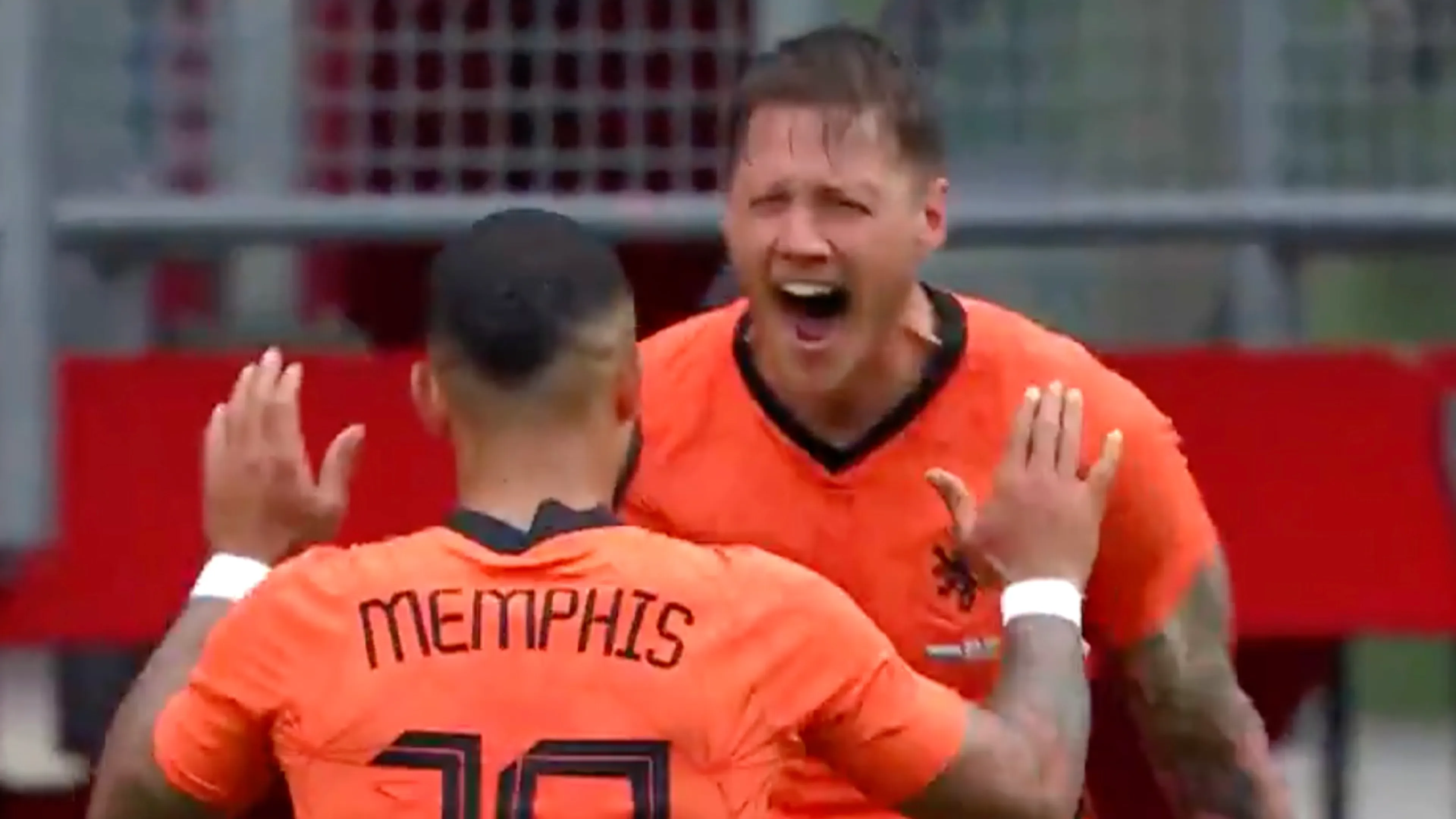 VIDEOGOAL: Weghorst uitzinnig na eerste doelpunt voor Oranje