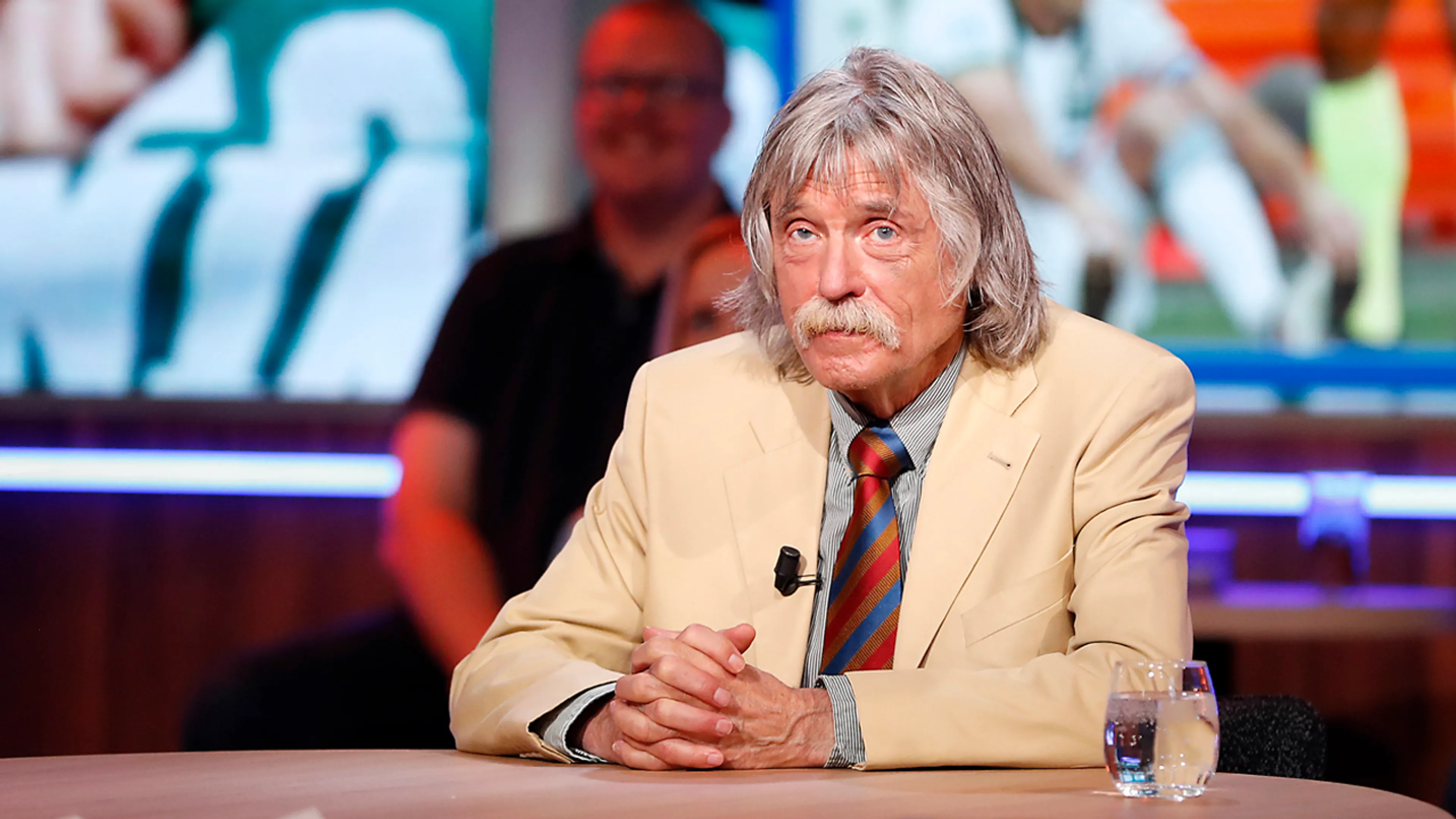 Johan komt terug op uitspraak over boa's met hoofddoeken: 'Een beetje goedkoop'