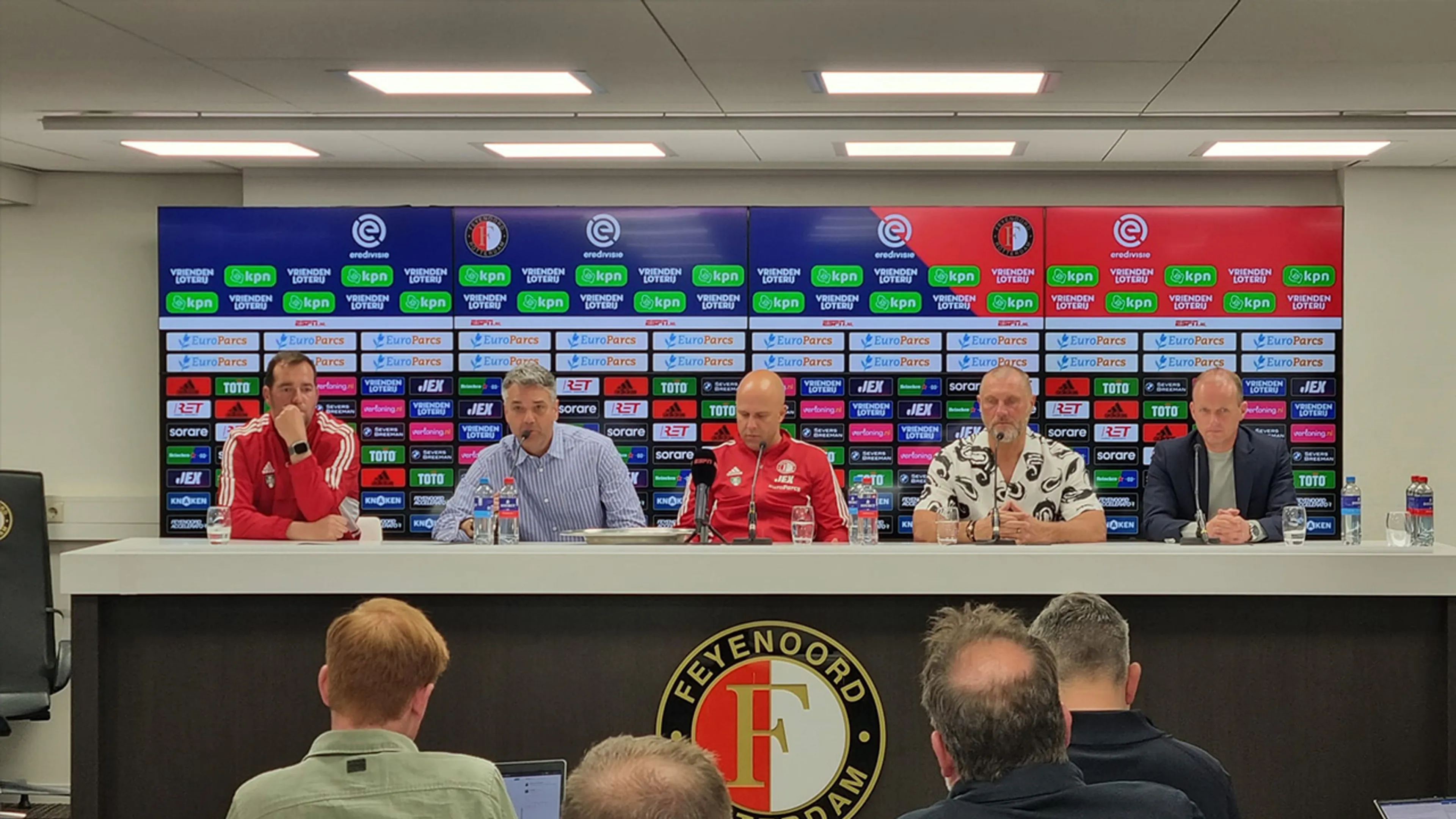 Zien: Arne Slot neemt volledige staf mee naar persconferentie