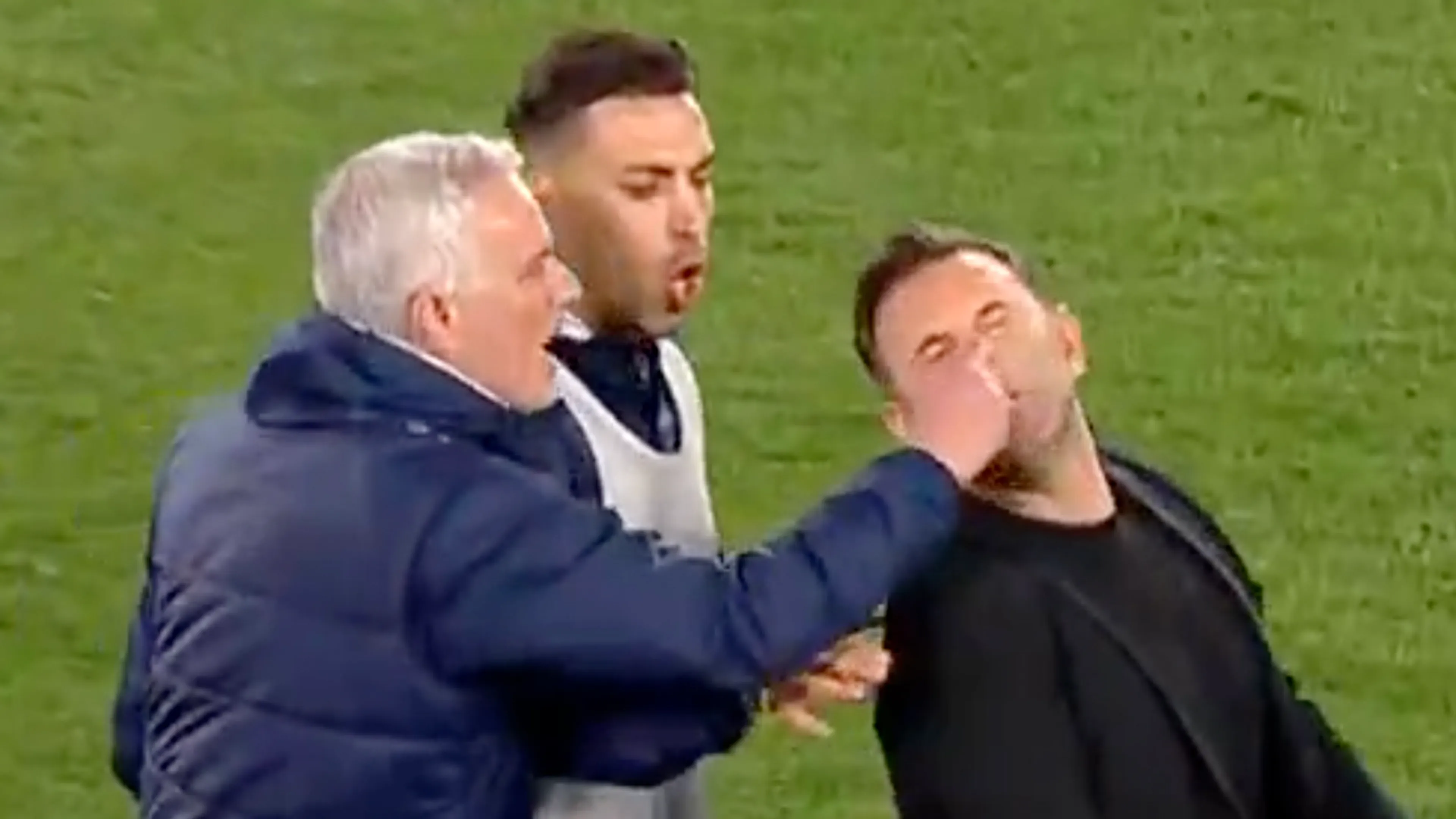 Video: José Mourinho knijpt trainer van Galatasaray in neus na bekeruitschakeling