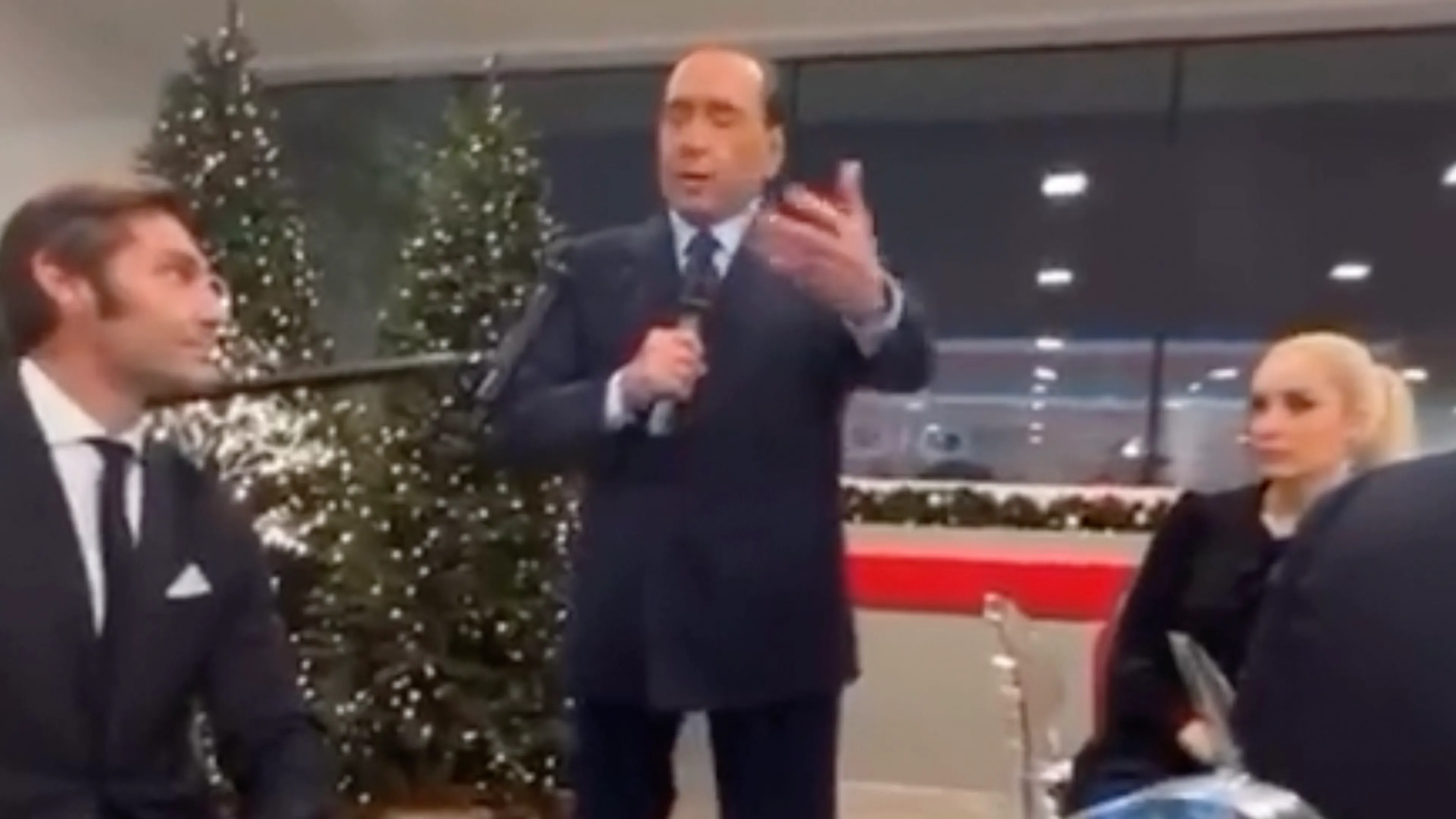 Berlusconi: 'Als we winnen van AC Milan of Juventus dan regel ik een bus vol prostituees'