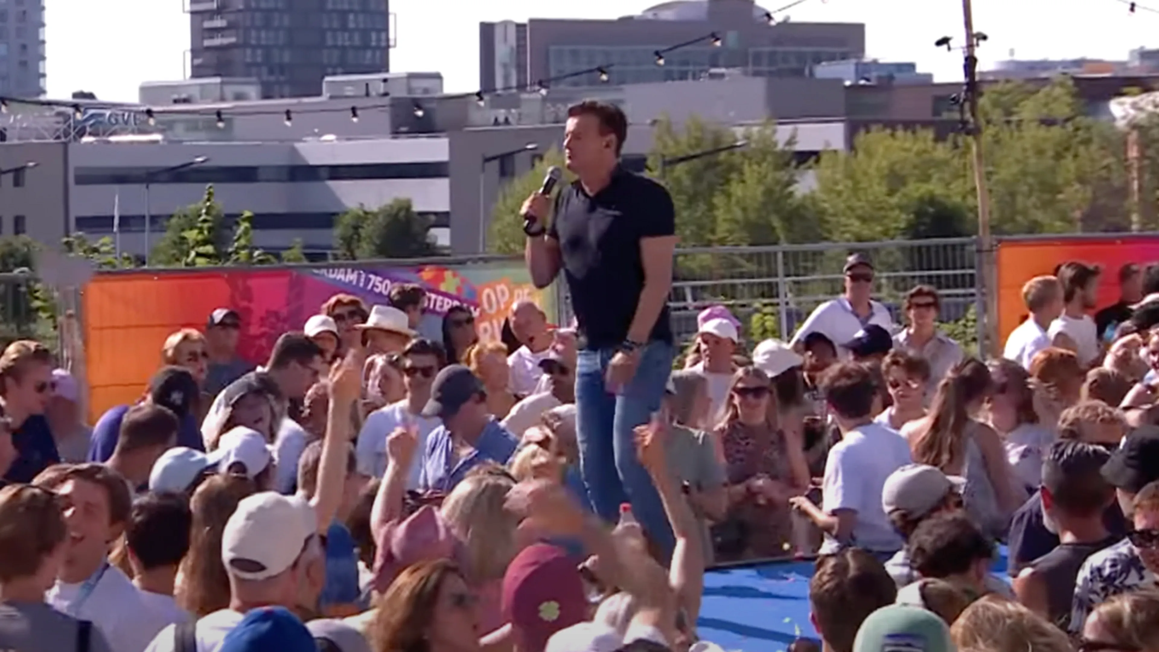 Terugkijken: Wilfred Genee zingt 'Zoek Jezelf Broeder' bij Muziekfeest op de Ring