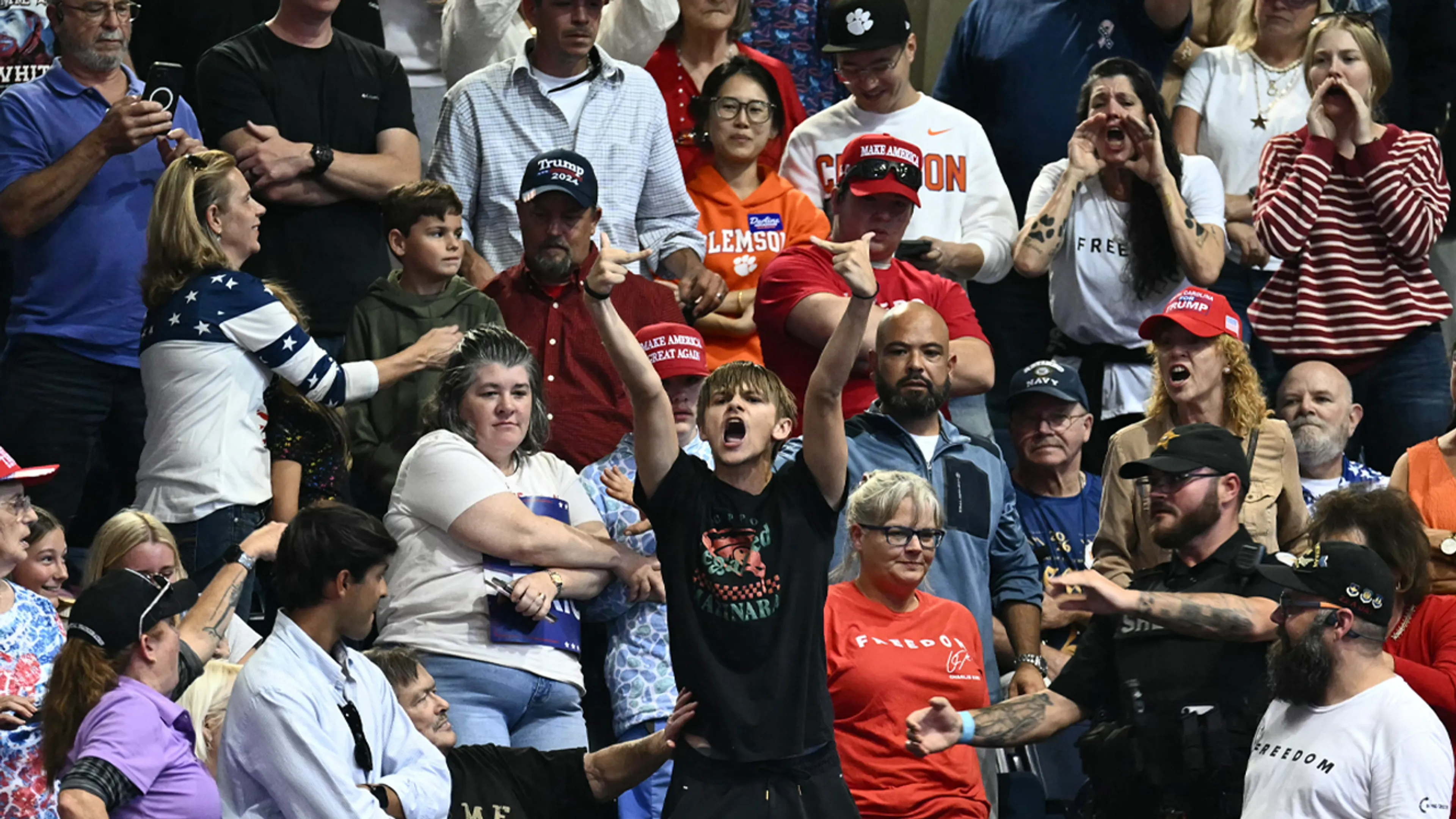 Klappen uitgedeeld tijdens rally van Donald Trump voor midterms