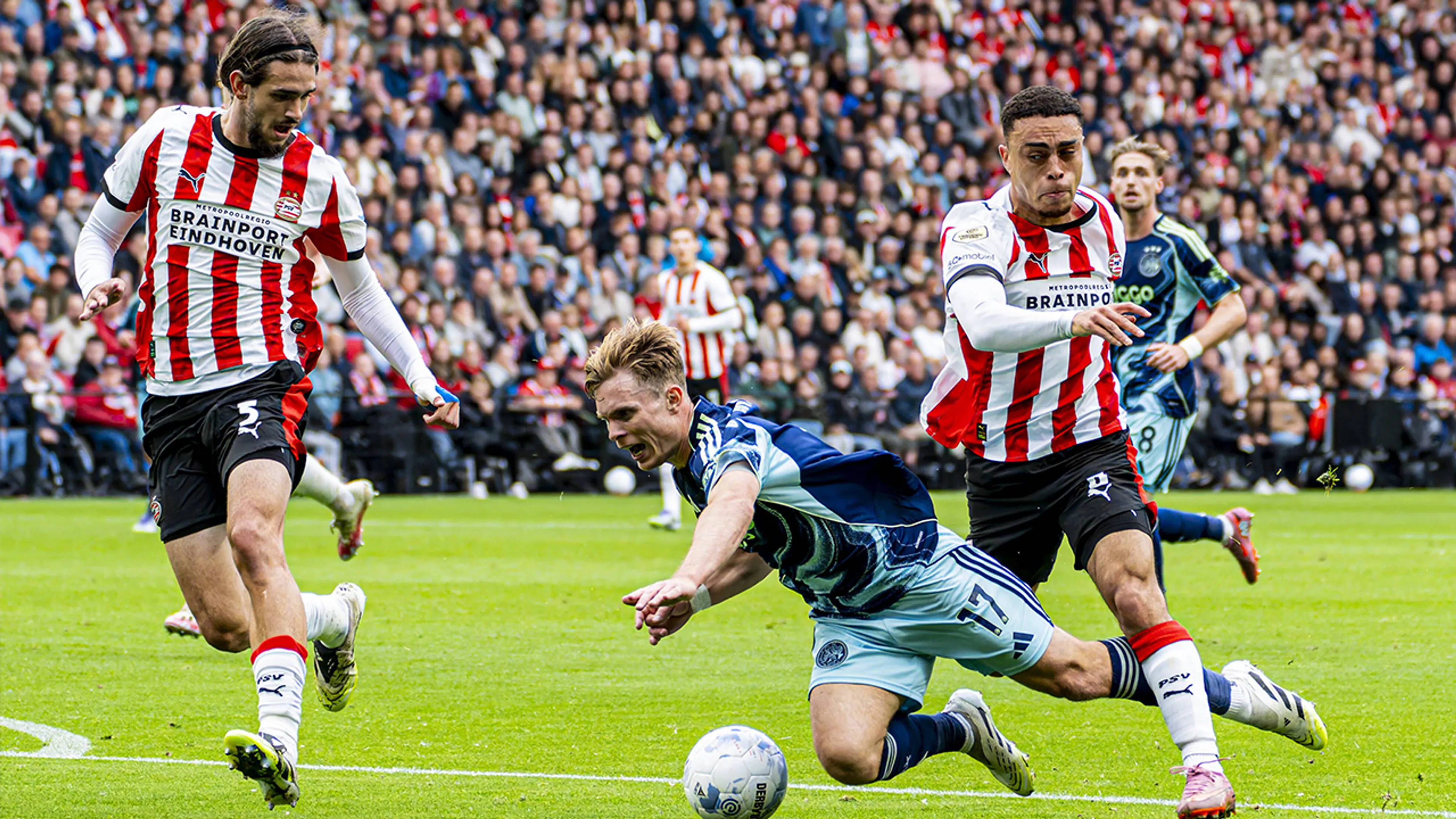 Topper tussen PSV en Ajax eindigt dankzij late treffer Oscar Gloukh onbeslist