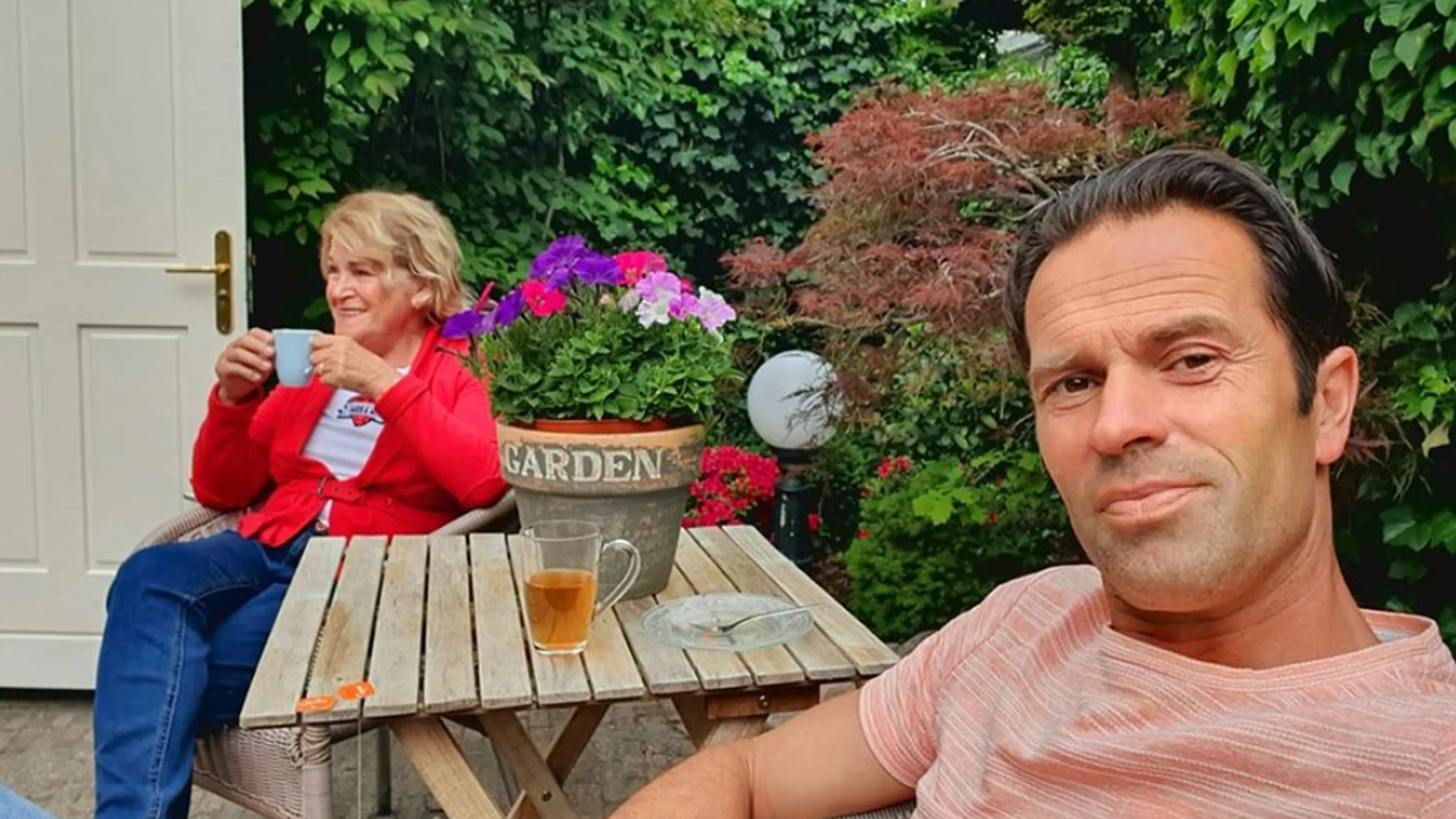 Bas: 'Eerste moederdag dat mijn moeder niet wordt toegezongen in stadion!'