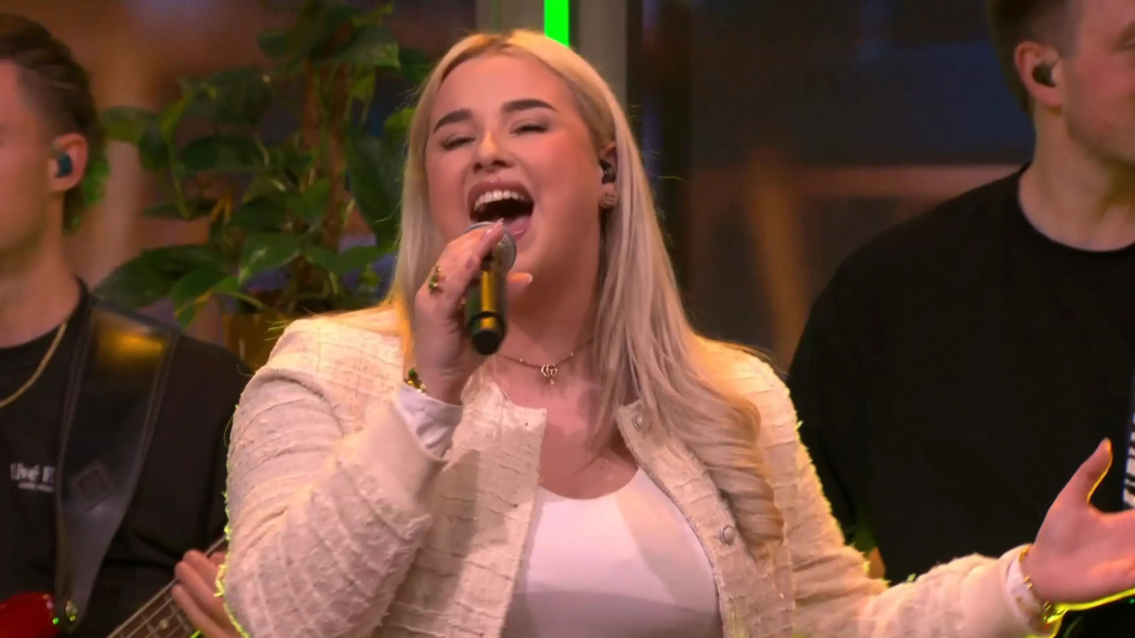 Senna Willems is terug bij De Oranjezondag en opent uitzending met 'Kleine Vogel'