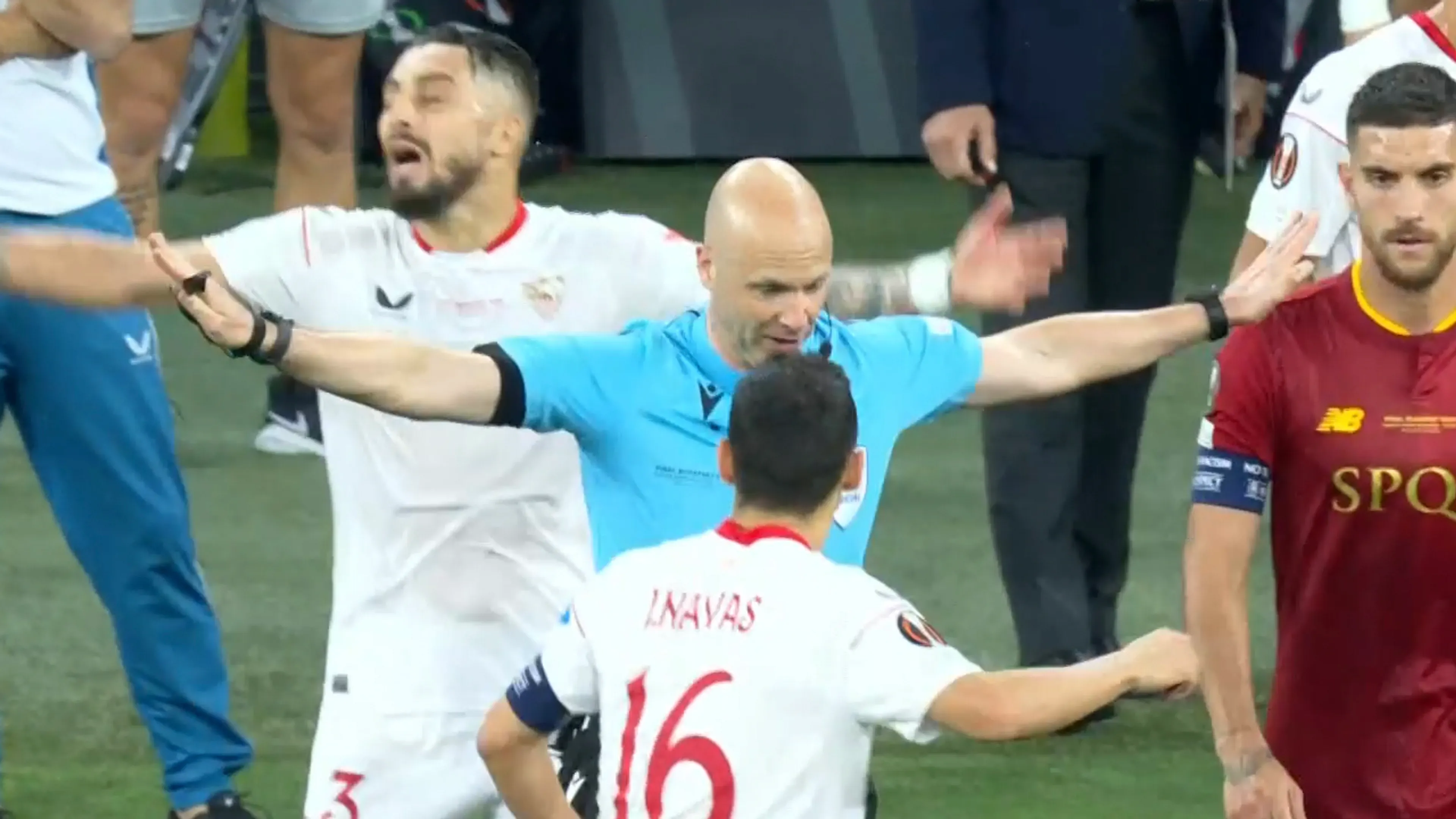 Penalty Sevilla wordt na ingrijpen van VAR teruggedraaid