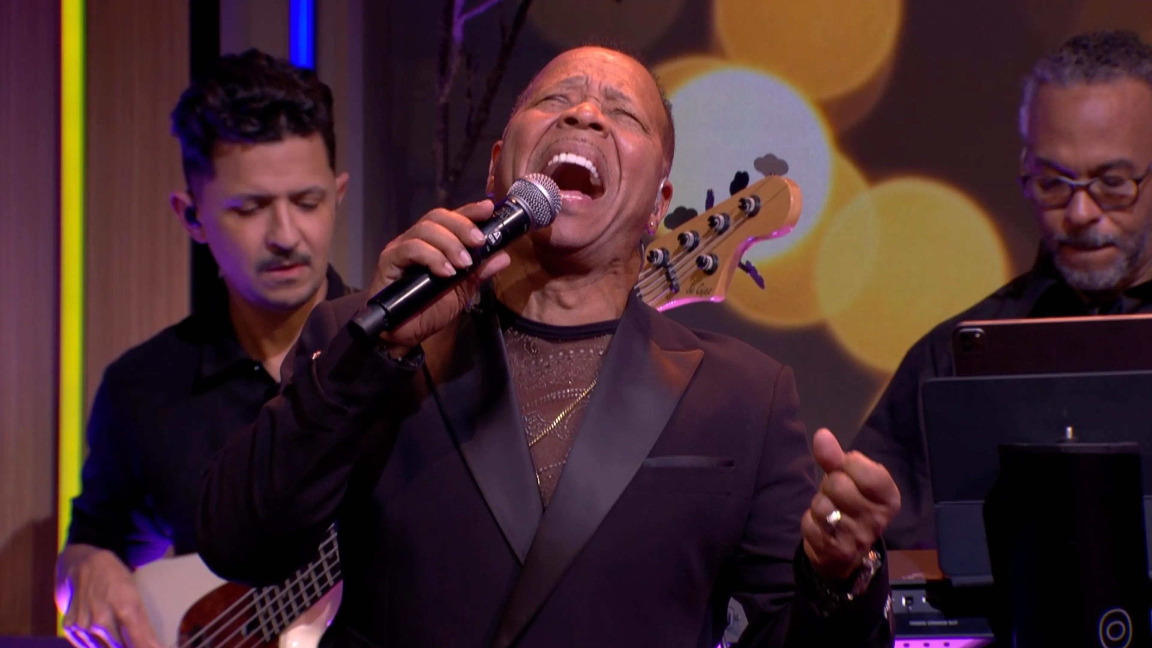 Tony Shearman zingt tijdens de commercialbreak Stevie Wonders 'You Are the Sunshine of My Life'