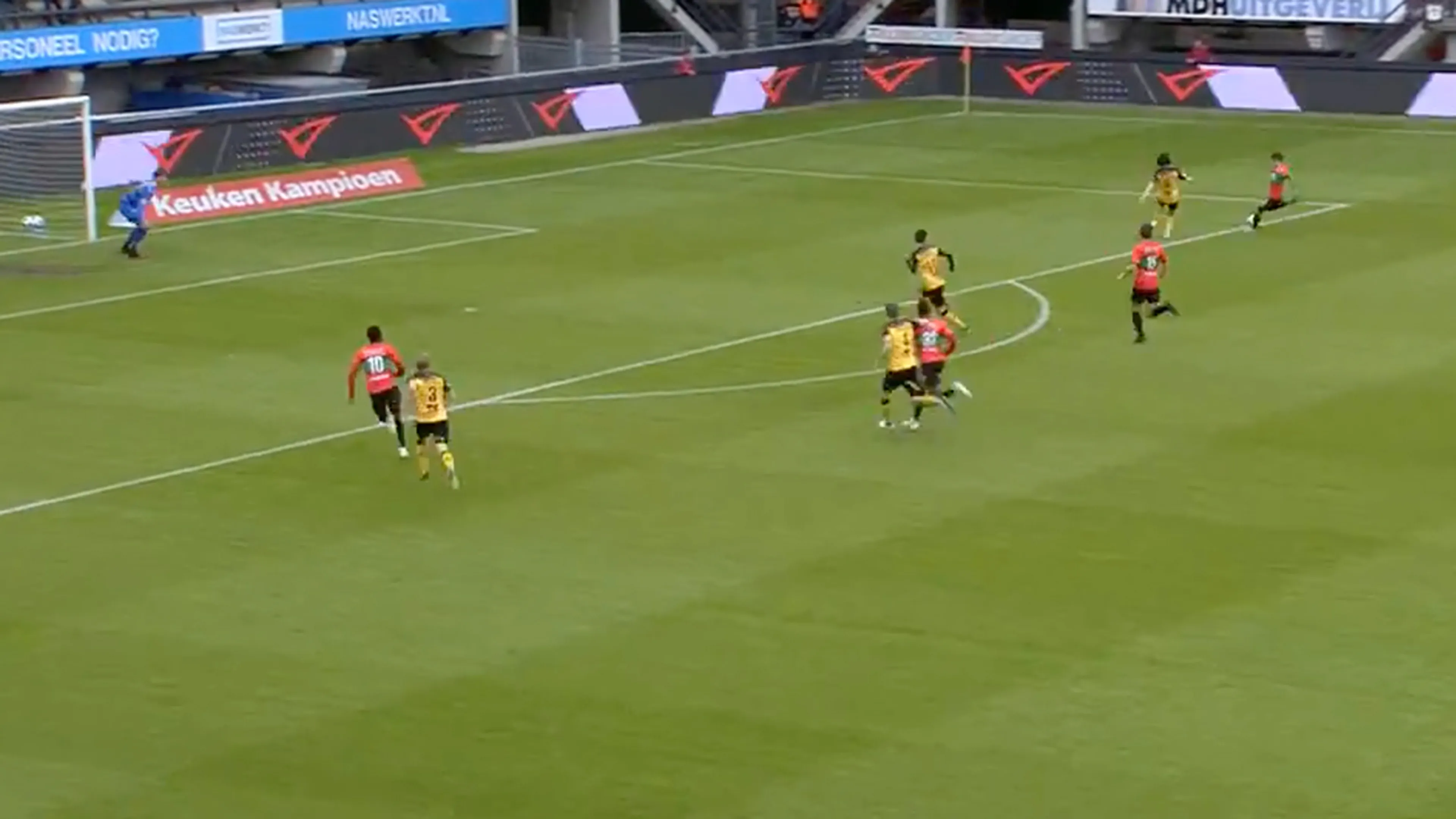 VIDEOGOAL: NEC komt door waanzinnig doelpunt op voorsprong tegen Roda JC
