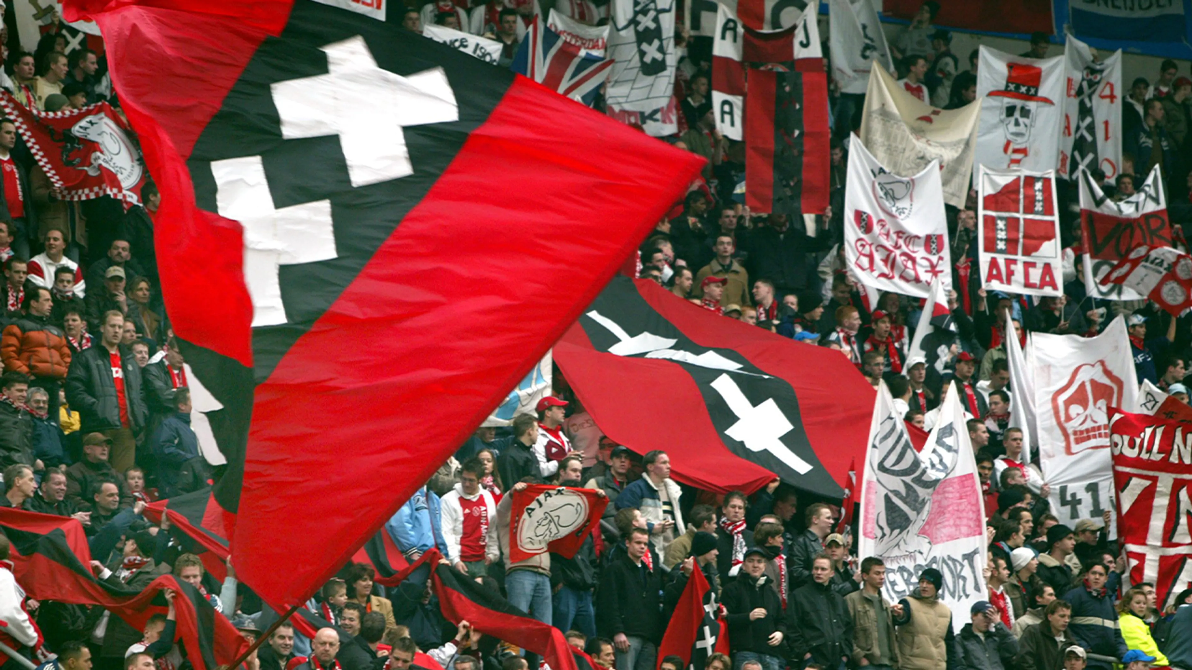 Ajax wil seizoenkaarthouders compenseren bij Eredivisie-stop