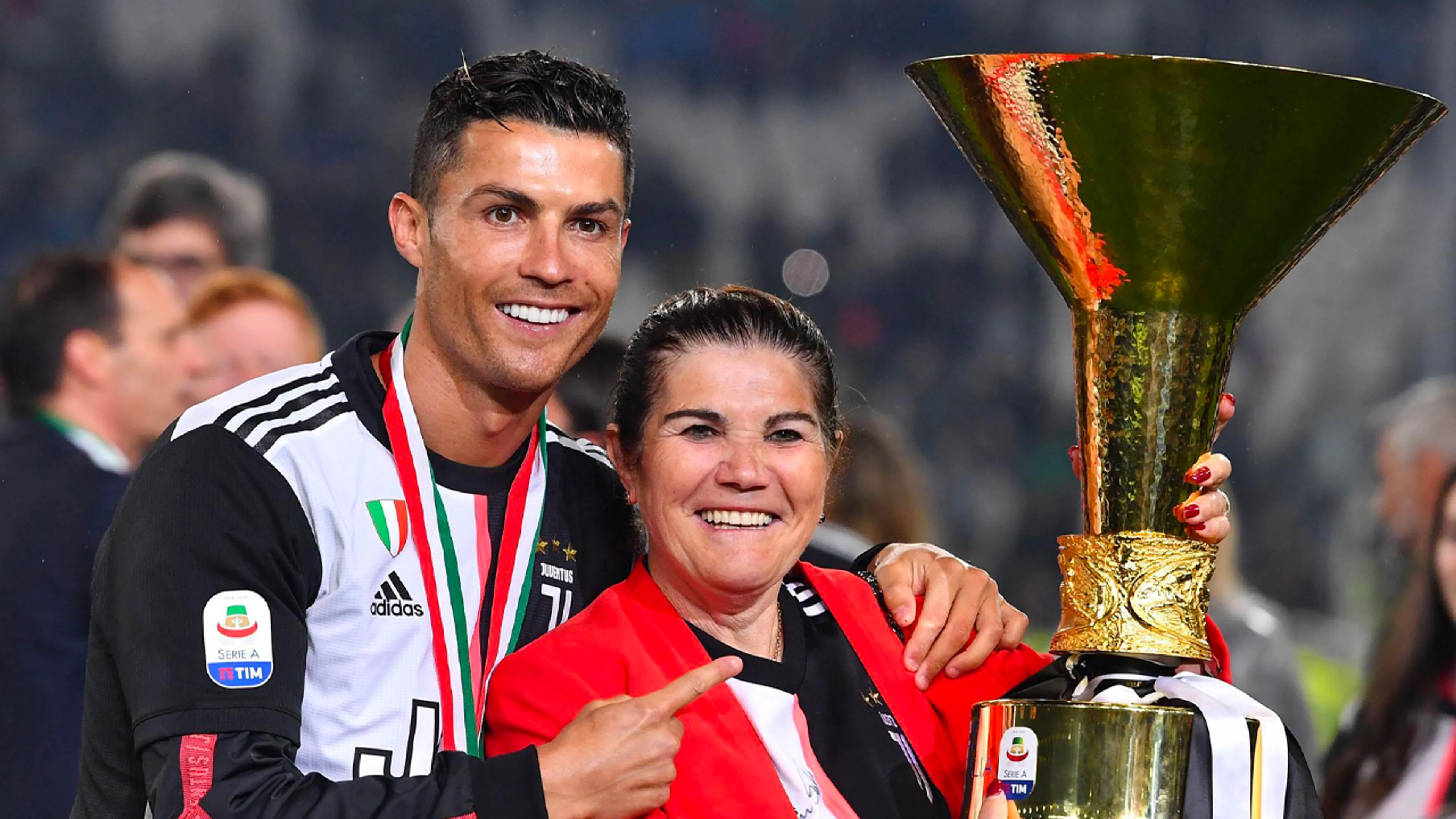 Moeder Ronaldo: 'Zonder voetbalmaffia had mijn zoon meer prijzen gewonnen'