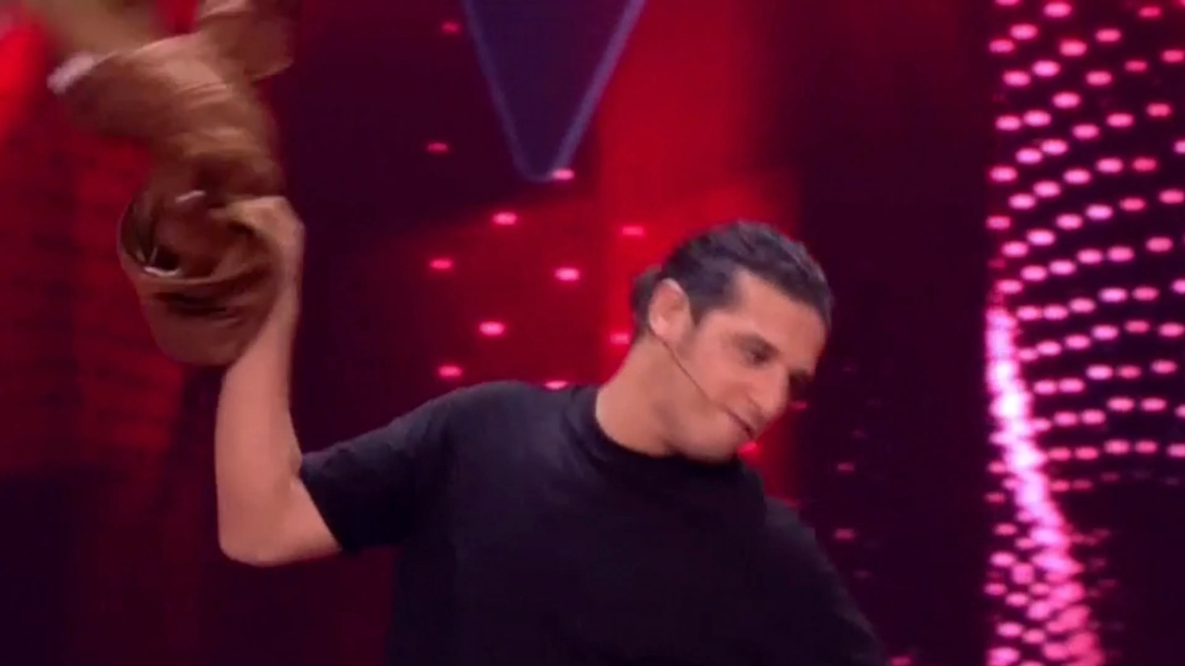 Ali B 'goes Hansie Hansie' en gooit met jasje