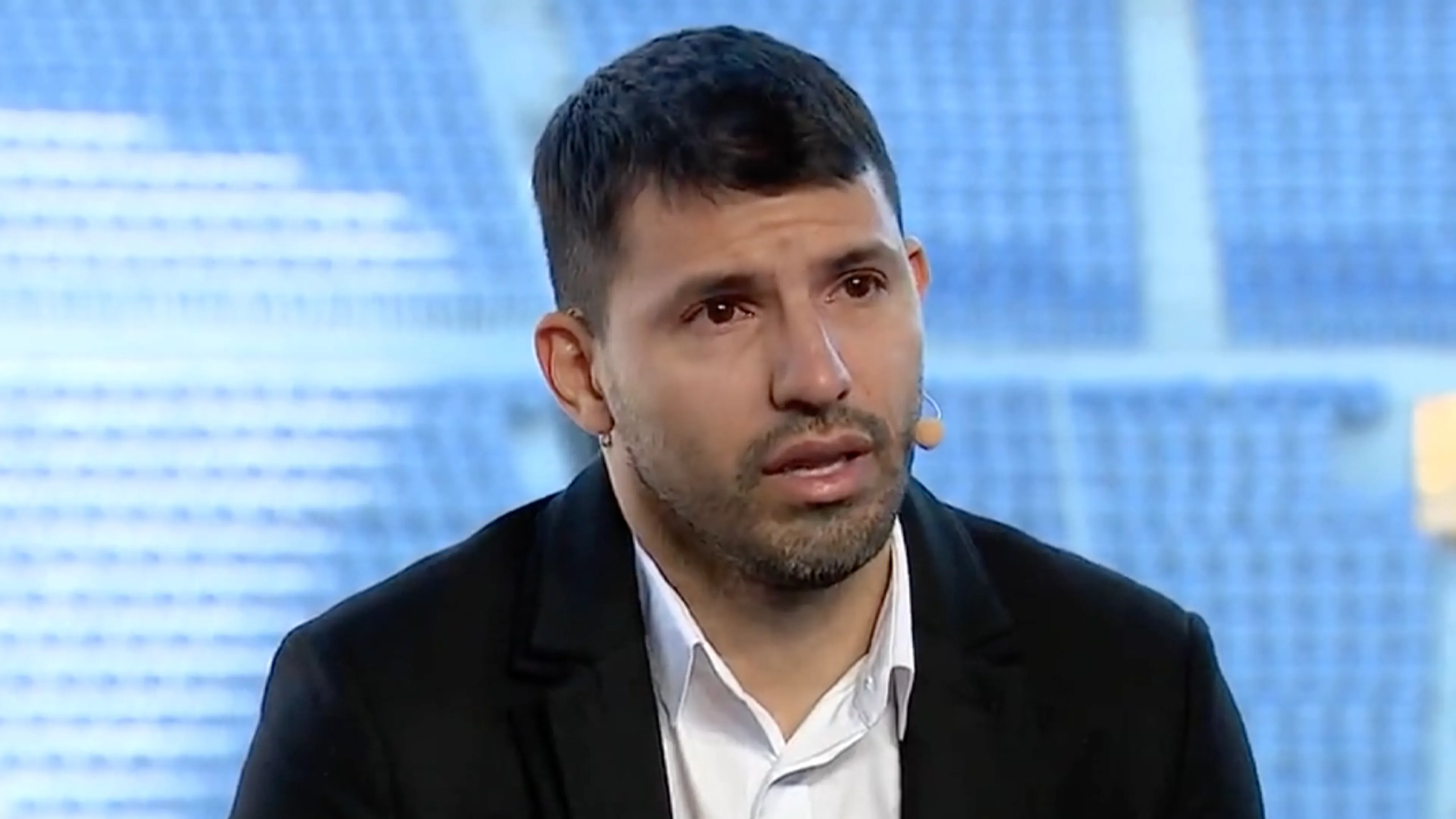 Emotionele Agüero kondigt voetbalpensioen aan vanwege hartproblemen