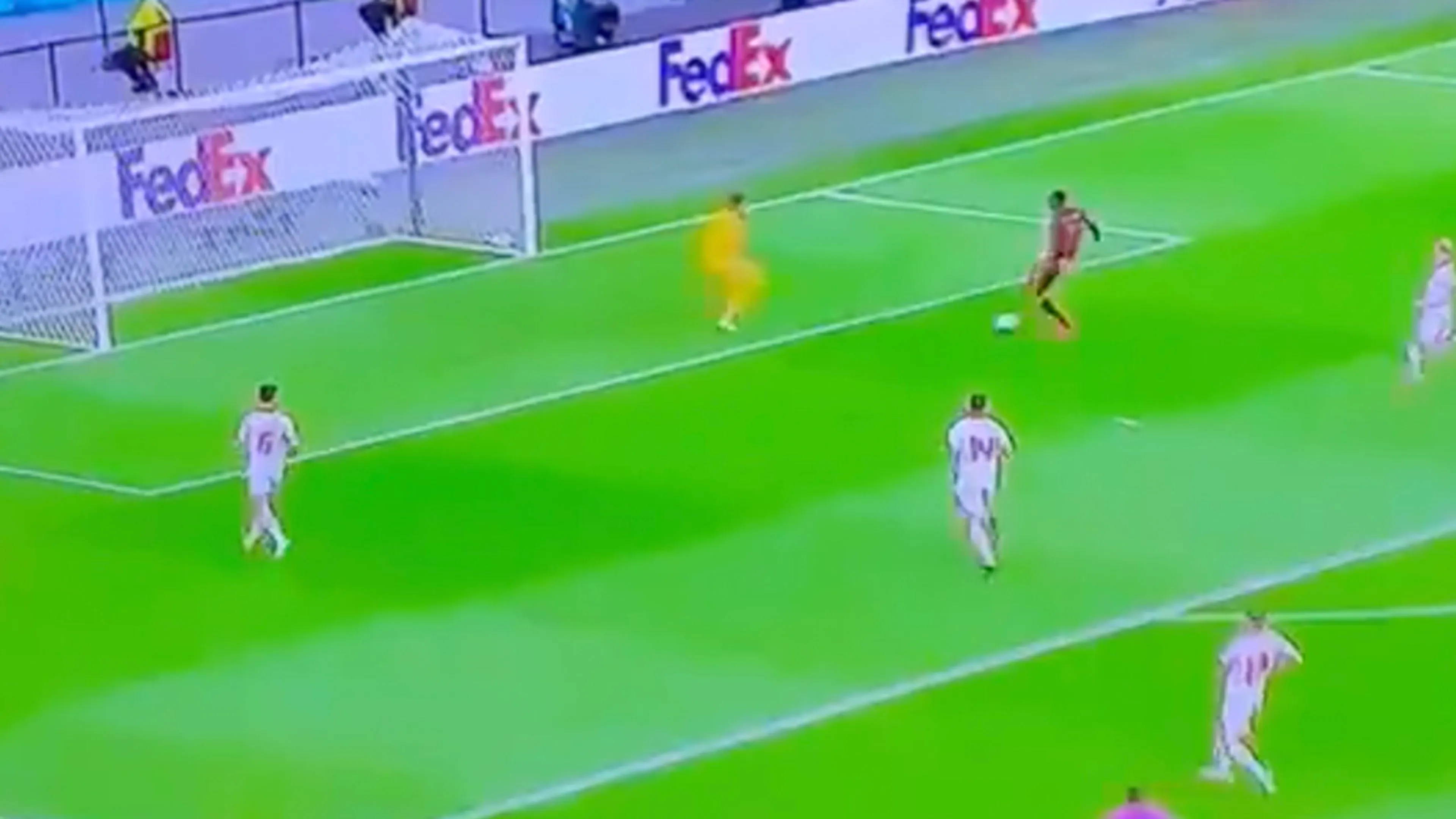 HAHA! commentator heeft niet door dat kans Dumfries een herhaling was