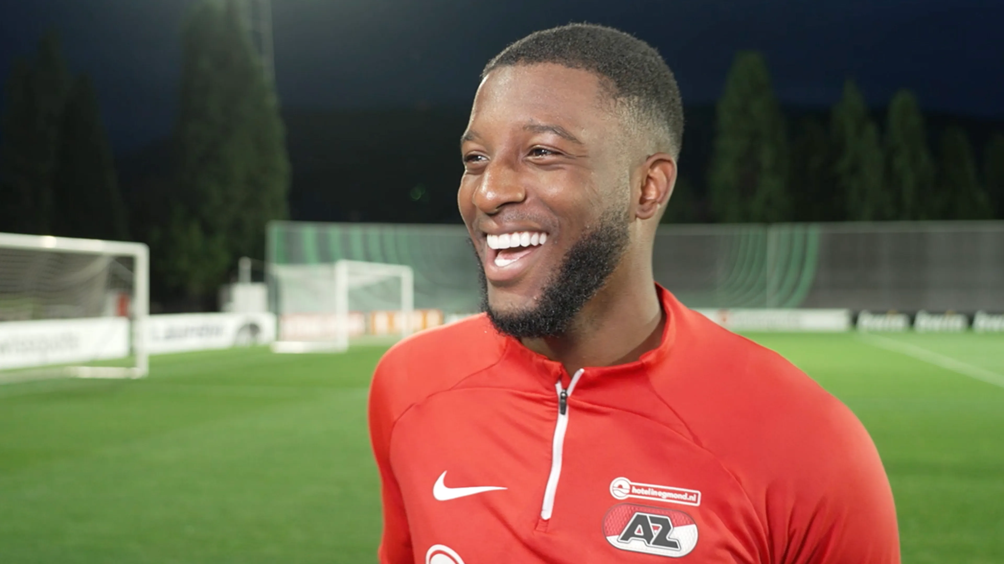 Bazoer is na lastig jaar basisspeler bij AZ: 'Hopelijk blijft de trainer voor mij kiezen!'