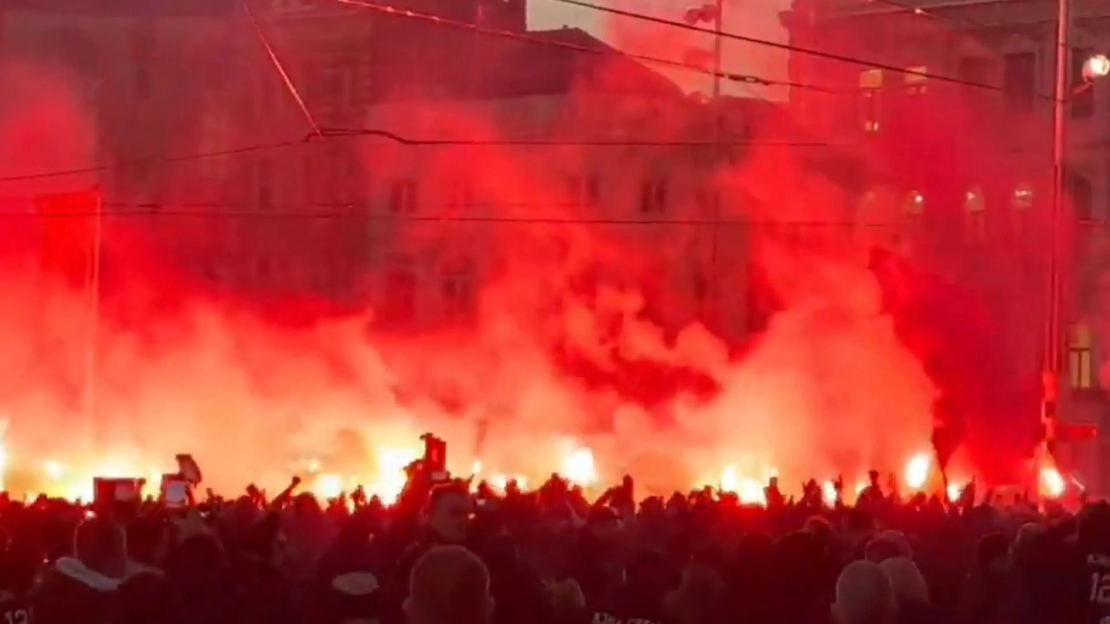 Video: honderden Ajax-fans vieren 125ste verjaardag op de Dam