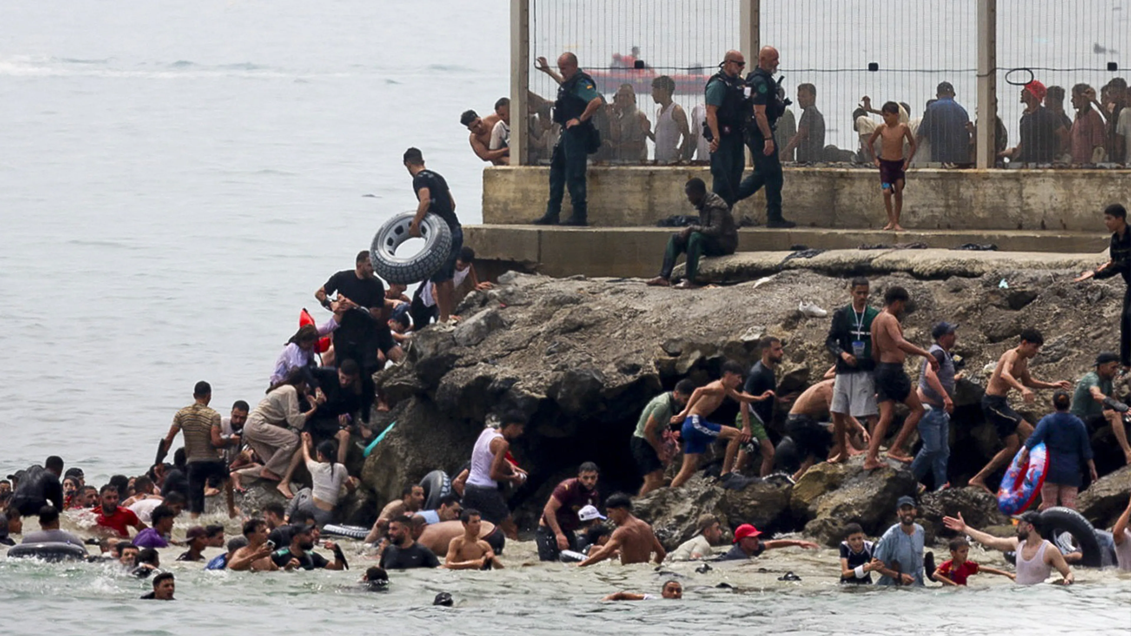 Dodental bestorming Ceuta opgelopen naar achttien, Spanje sluit grens met andere exclave Melilla