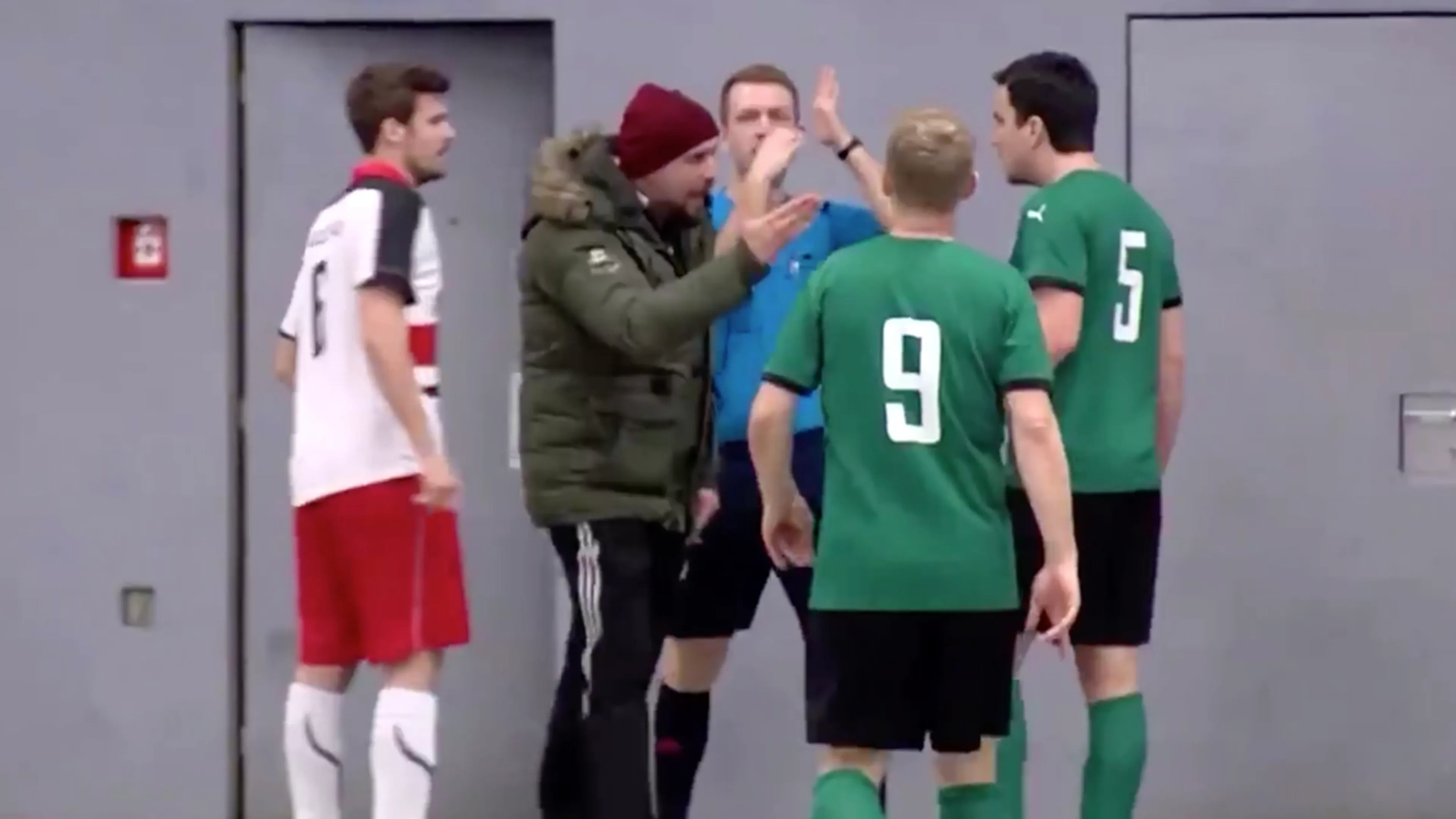 Zaalvoetbalwedstrijd ontaardt in vechtpartij na zéér opmerkelijk ongelukje