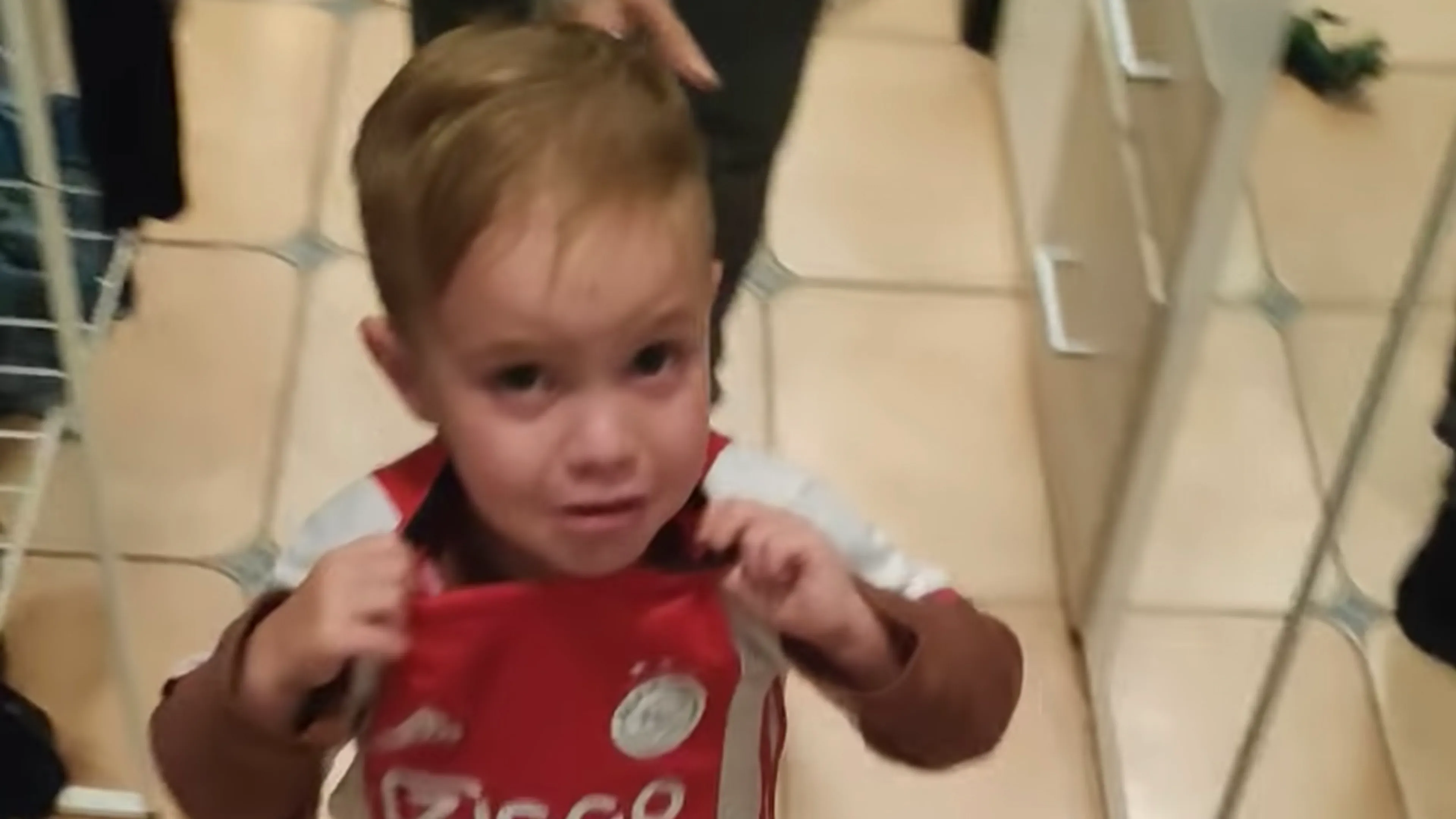 Klein jongetje verafschuwt Ajax-shirt: 'Ik wil Feyenoord!'