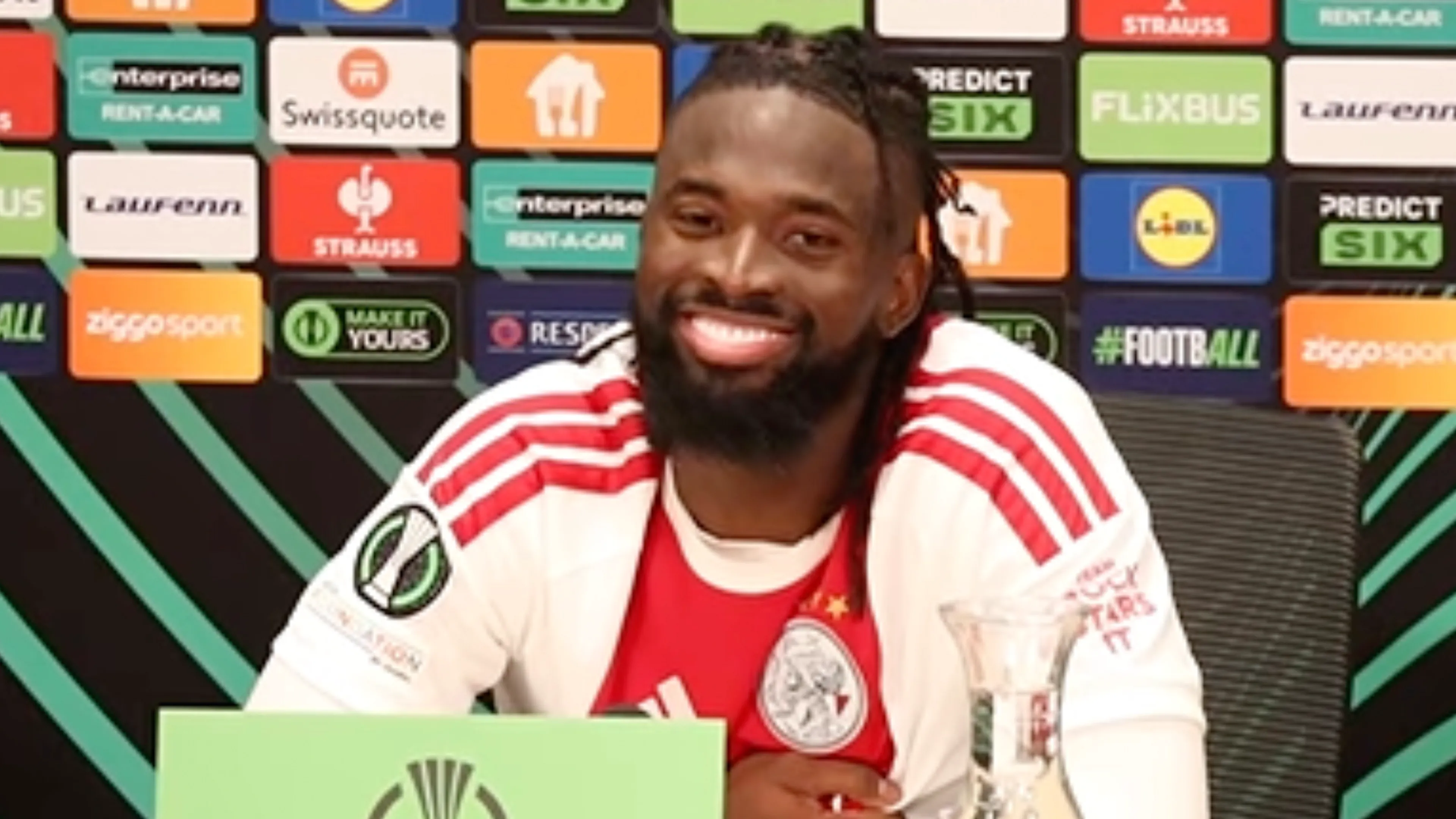 Video: Ajax-held Tolu steelt na heldenrol tegen Atalanta ook de show op persconferentie