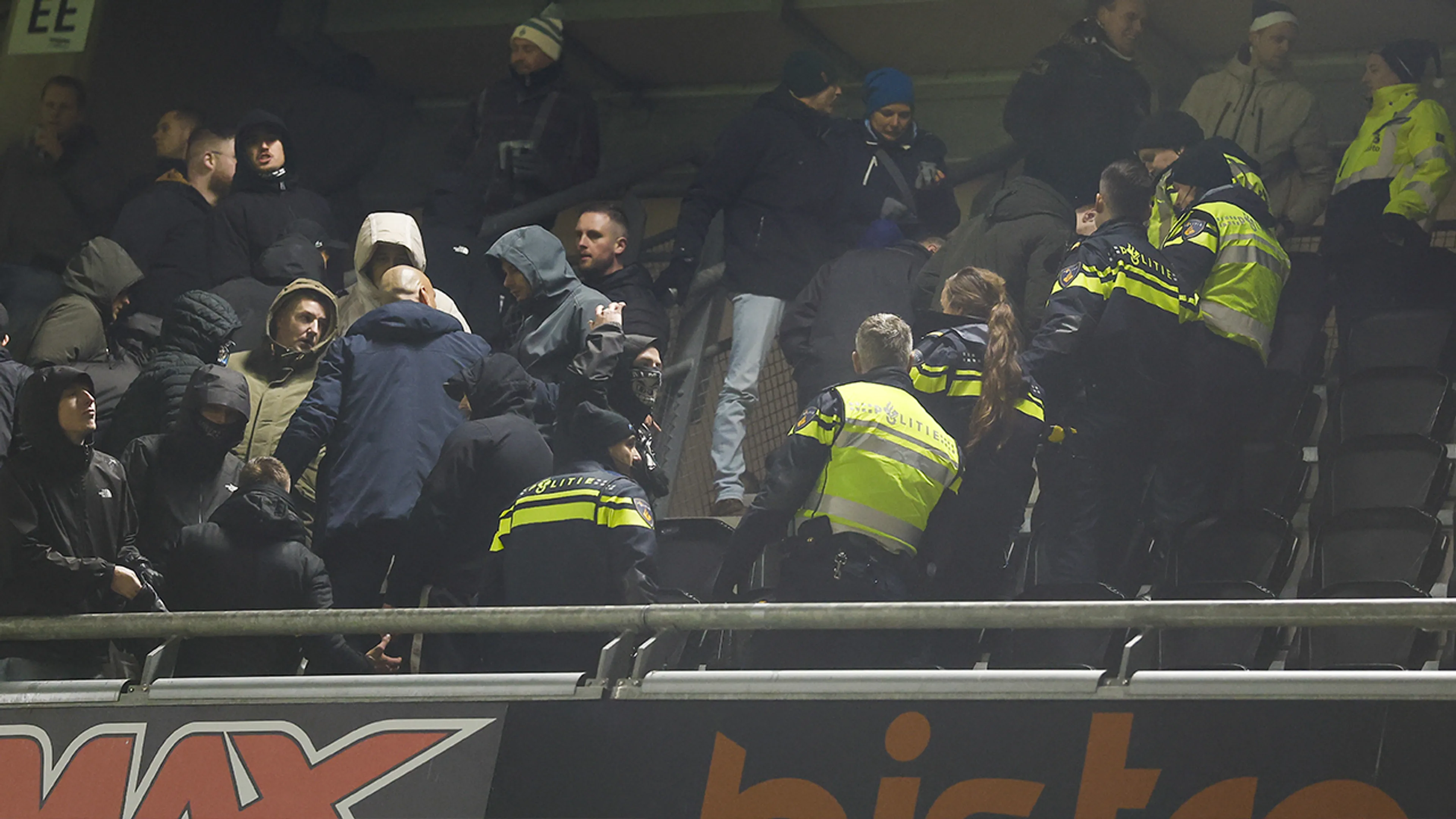 Heracles - FC Groningen definitief gestaakt na onrust op tribune, persoon valt uit uitvak