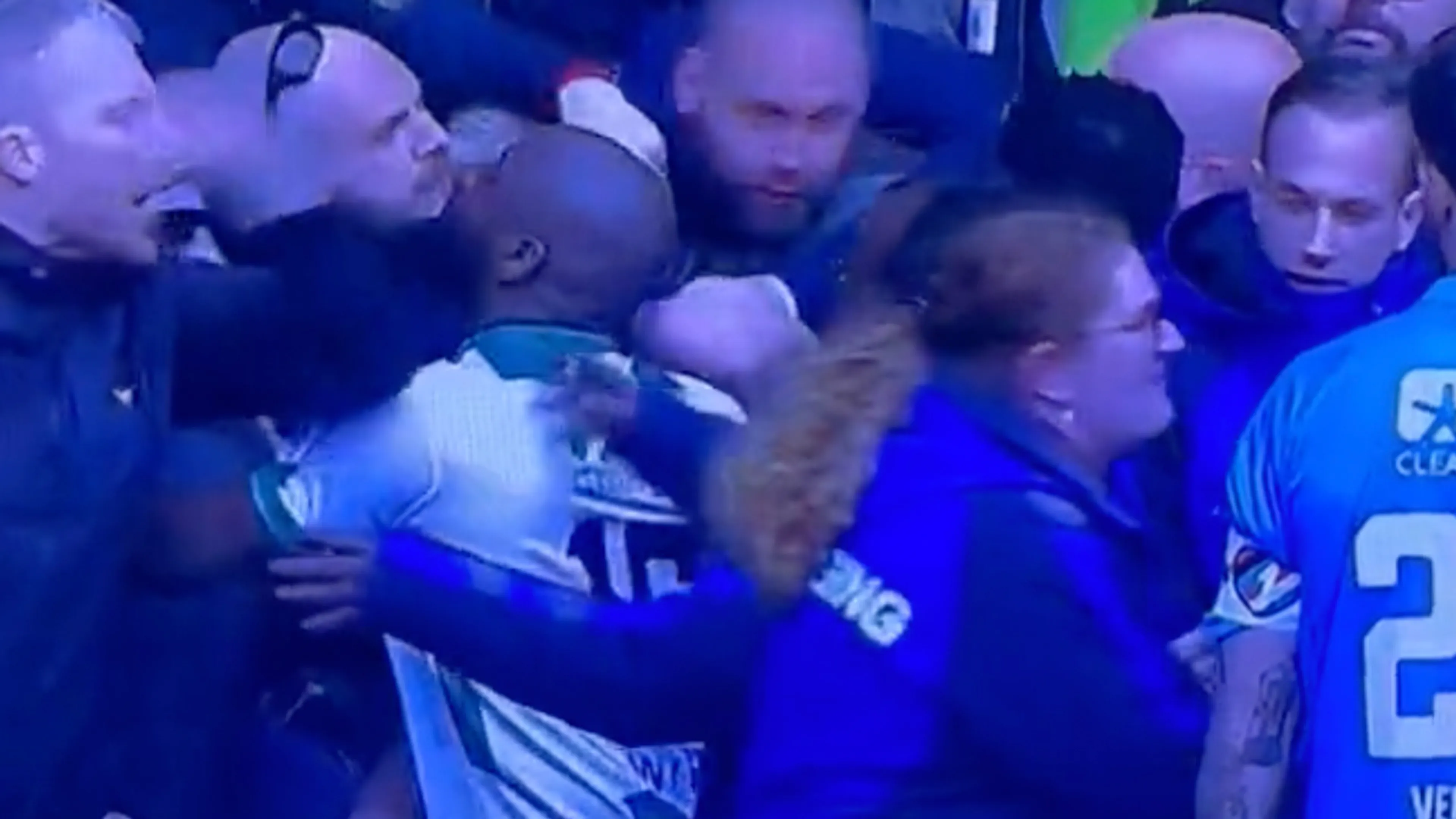 Groningen - Heerenveen stilgelegd na handgemeen tussen fans en spelers thuisclub