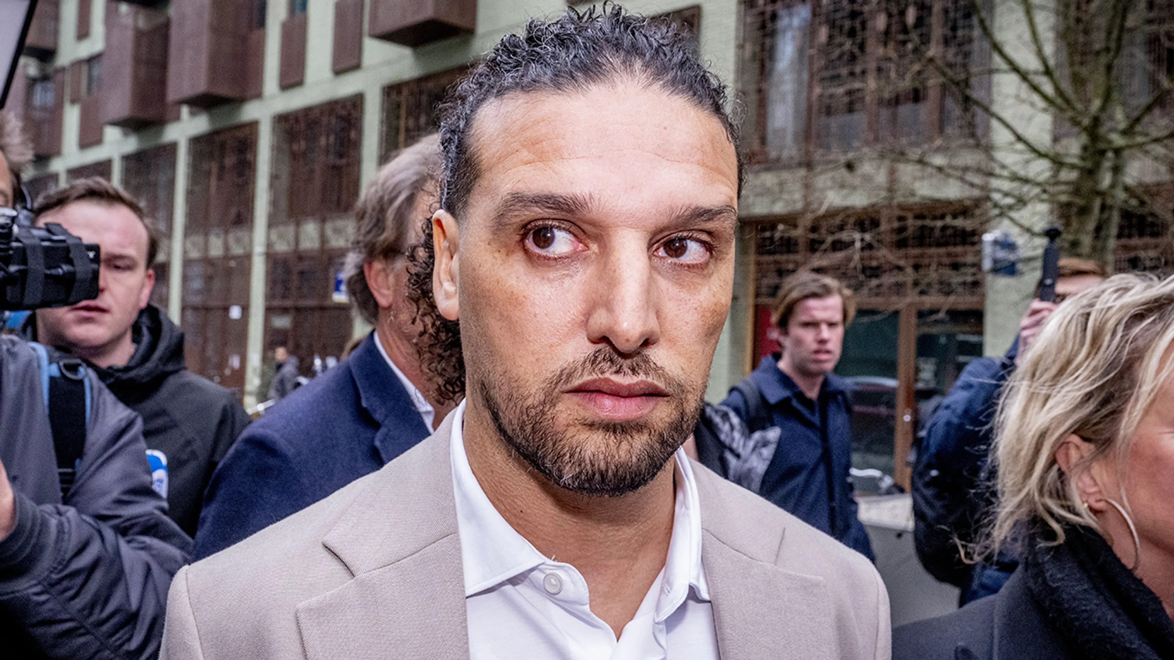 Ali B laat zich uit over ophef rond terugkeer op het podium 
