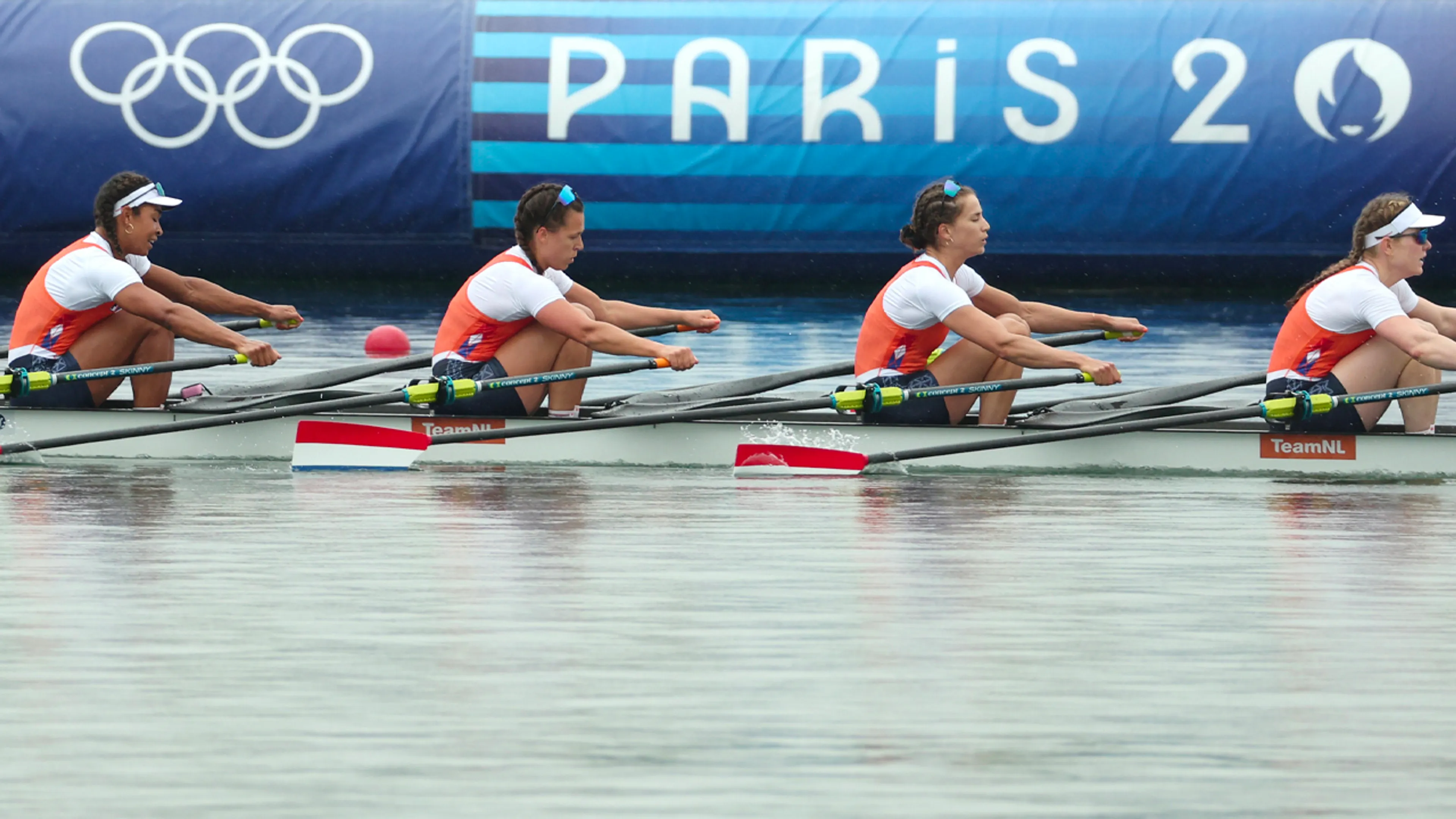 Nederlandse roeisters dubbelvier pakken na fotofinish zilveren medaille op Olympische Spelen
