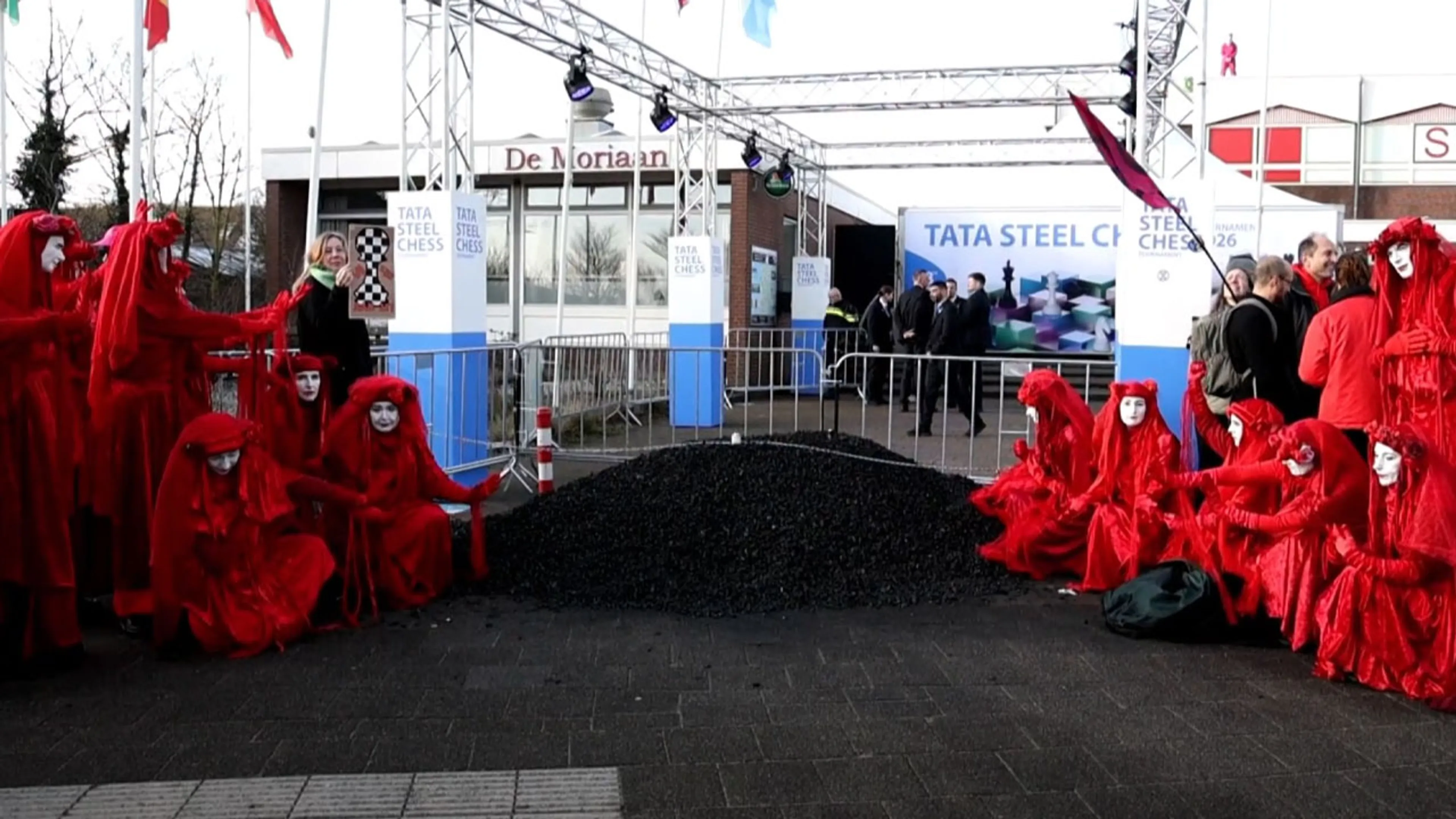 Extinction Rebellion blokkeert ingang schaaktoernooi Tata Steel en dumpt ruim 2000 kilo kolen
