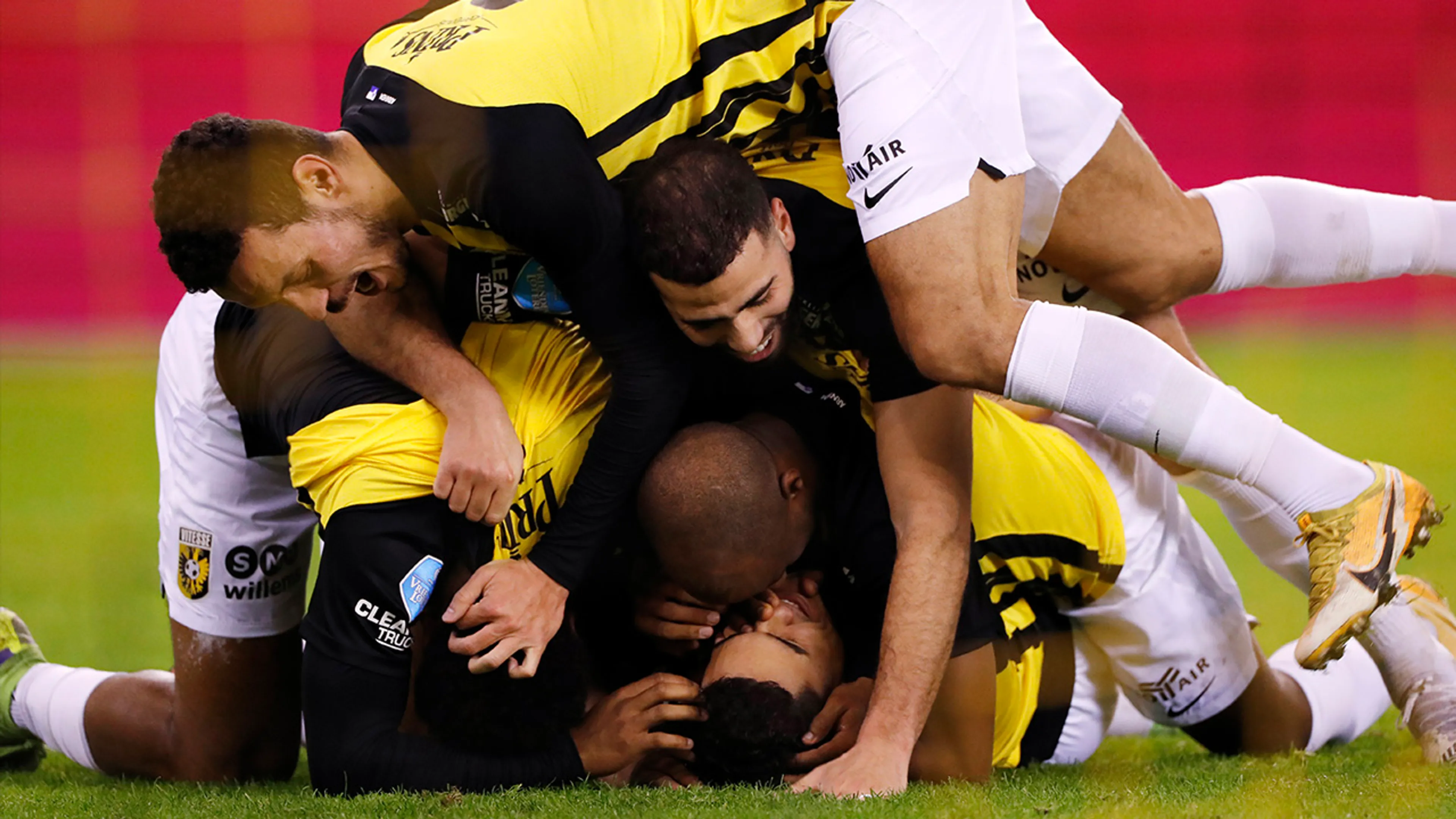 Vitesse op gelijke hoogte met Ajax na winst op Utrecht
