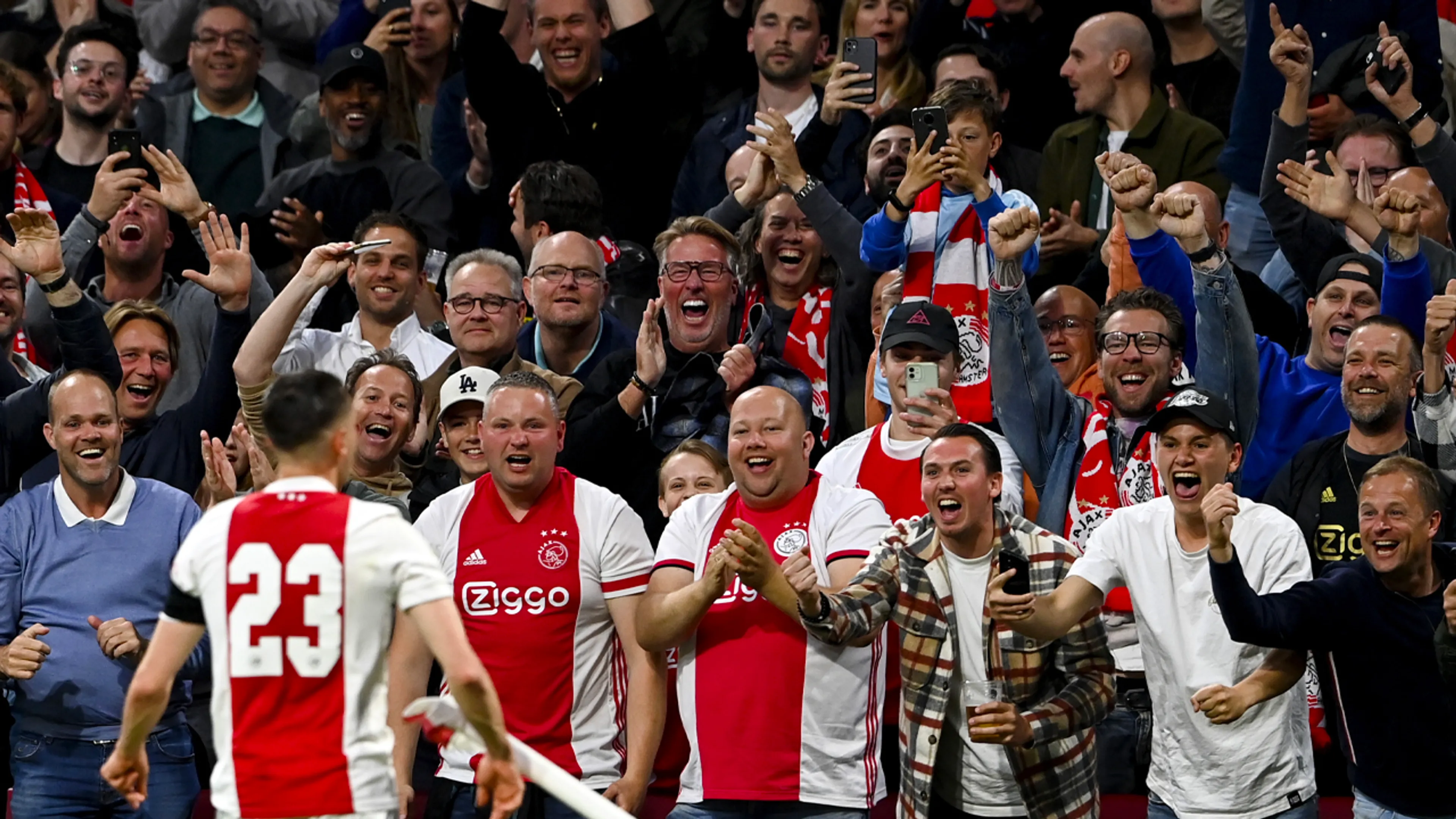 'Ajax-supporters drinken recordhoeveelheid bier tijdens kampioenswedstrijd'