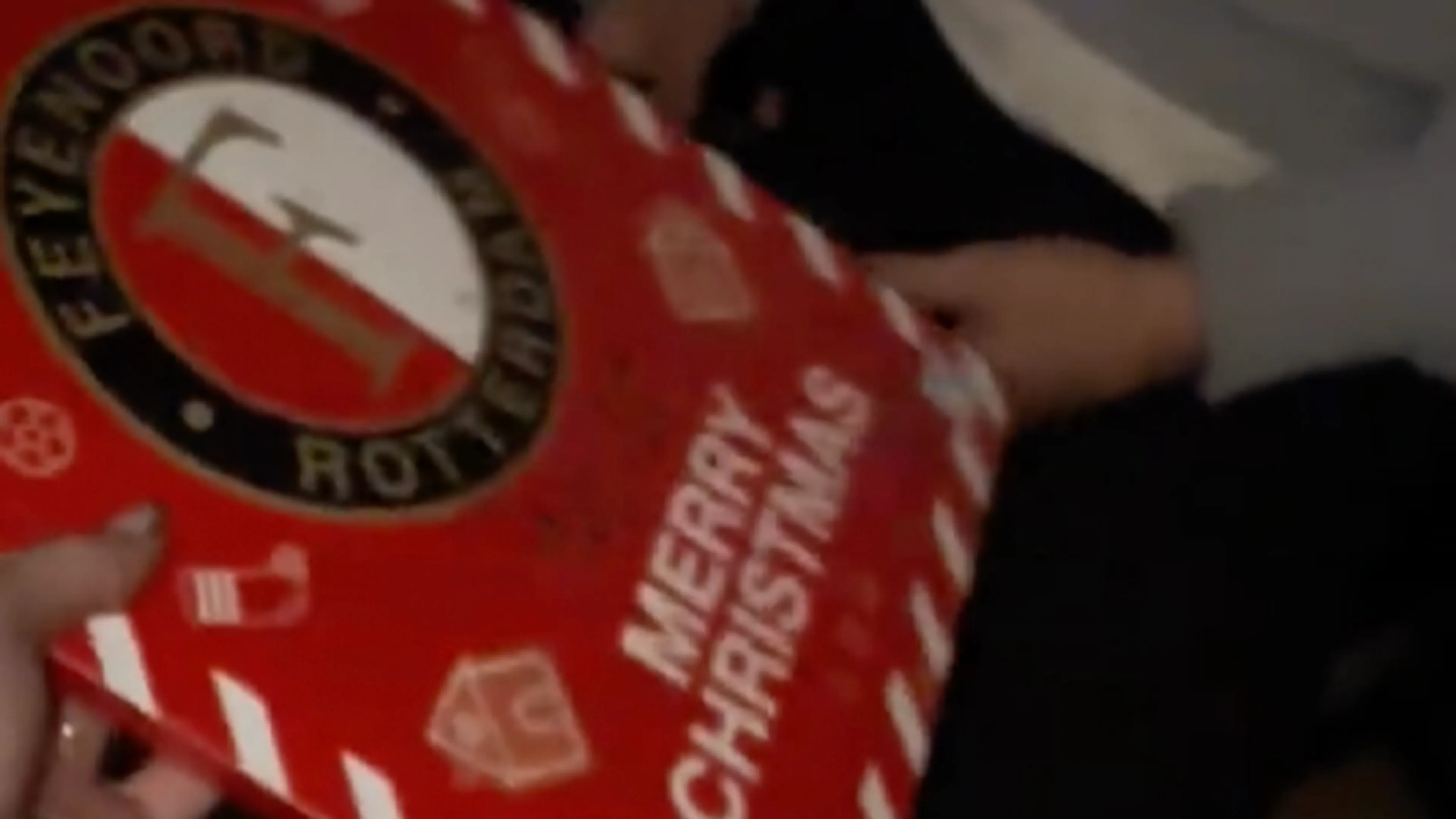 Ajax-fan neemt geen halve maatregelen als hij Feyenoord-adventskalender van z'n vriendin krijgt