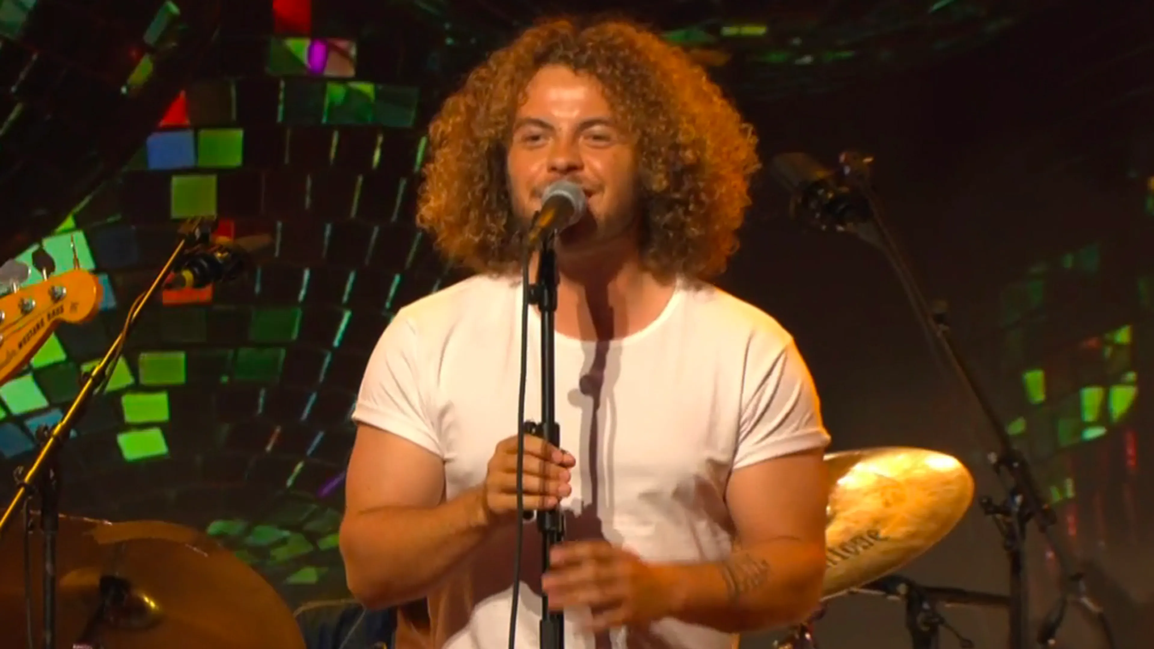 Boaz zingt 'Maggie' tijdens opening Vandaag Inside Oranje